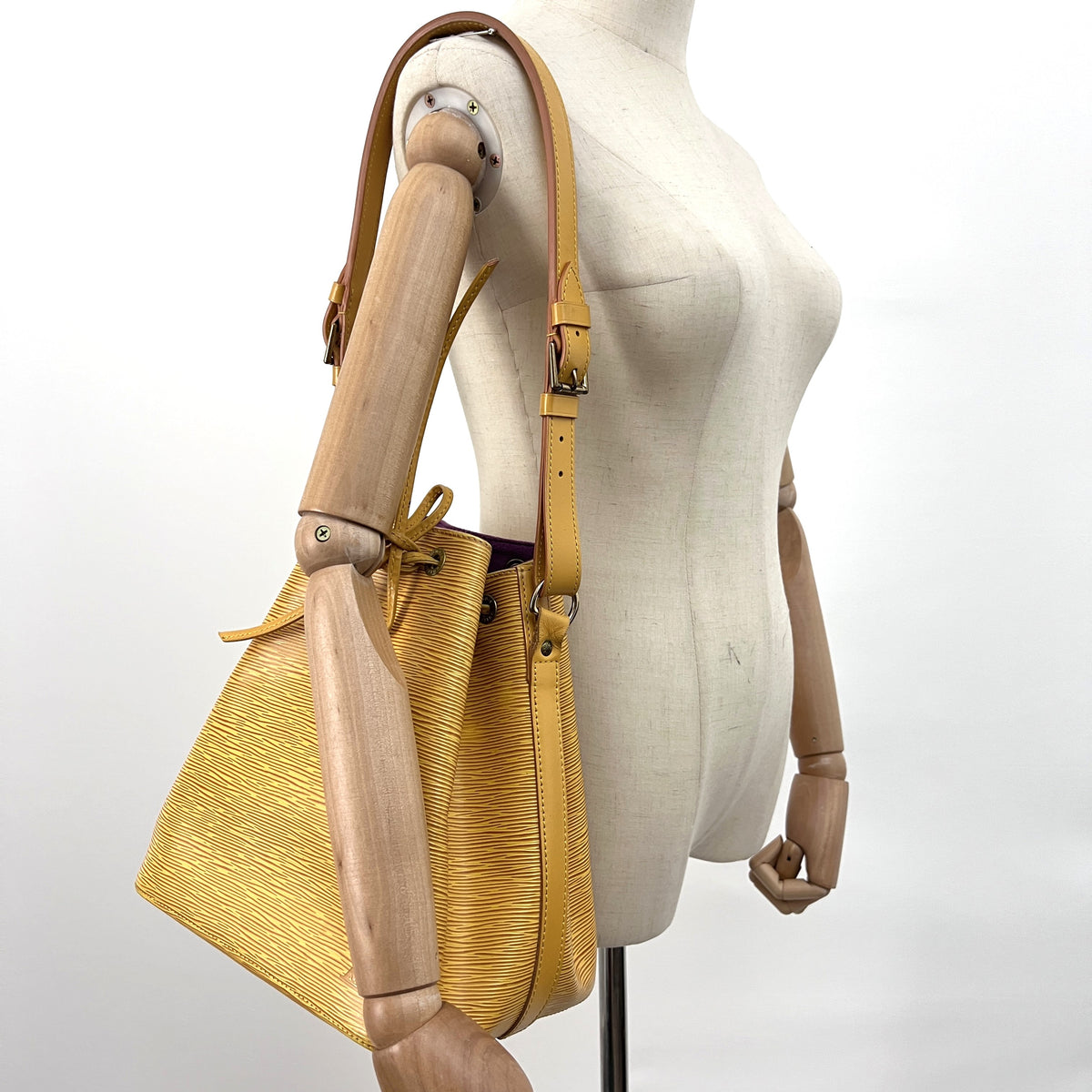 Sac LOUIS VUITTON Noé Petit cuir épi jaune vintage 1995