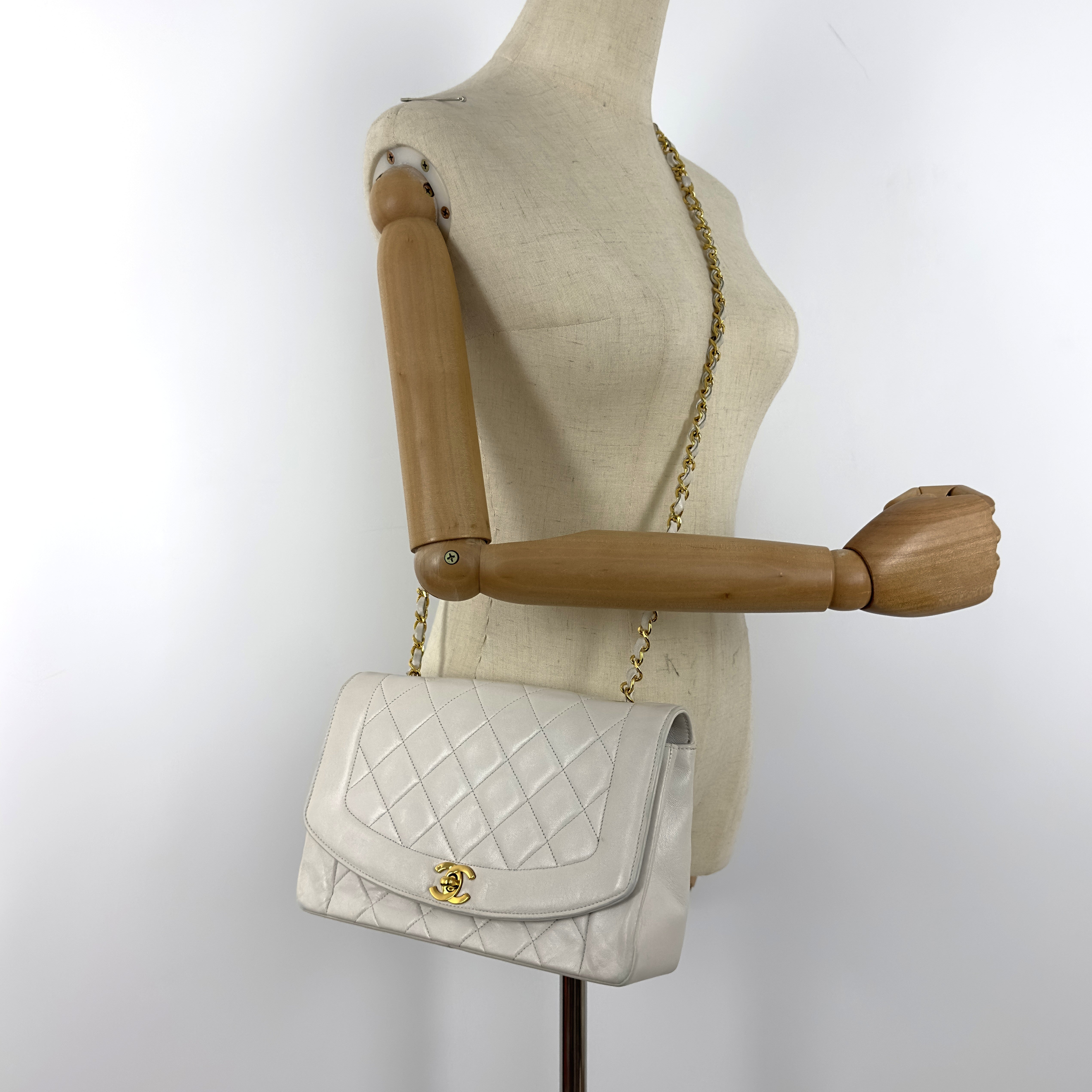 Sac à main CHANEL Diana Medium cuir d'agneau blanc