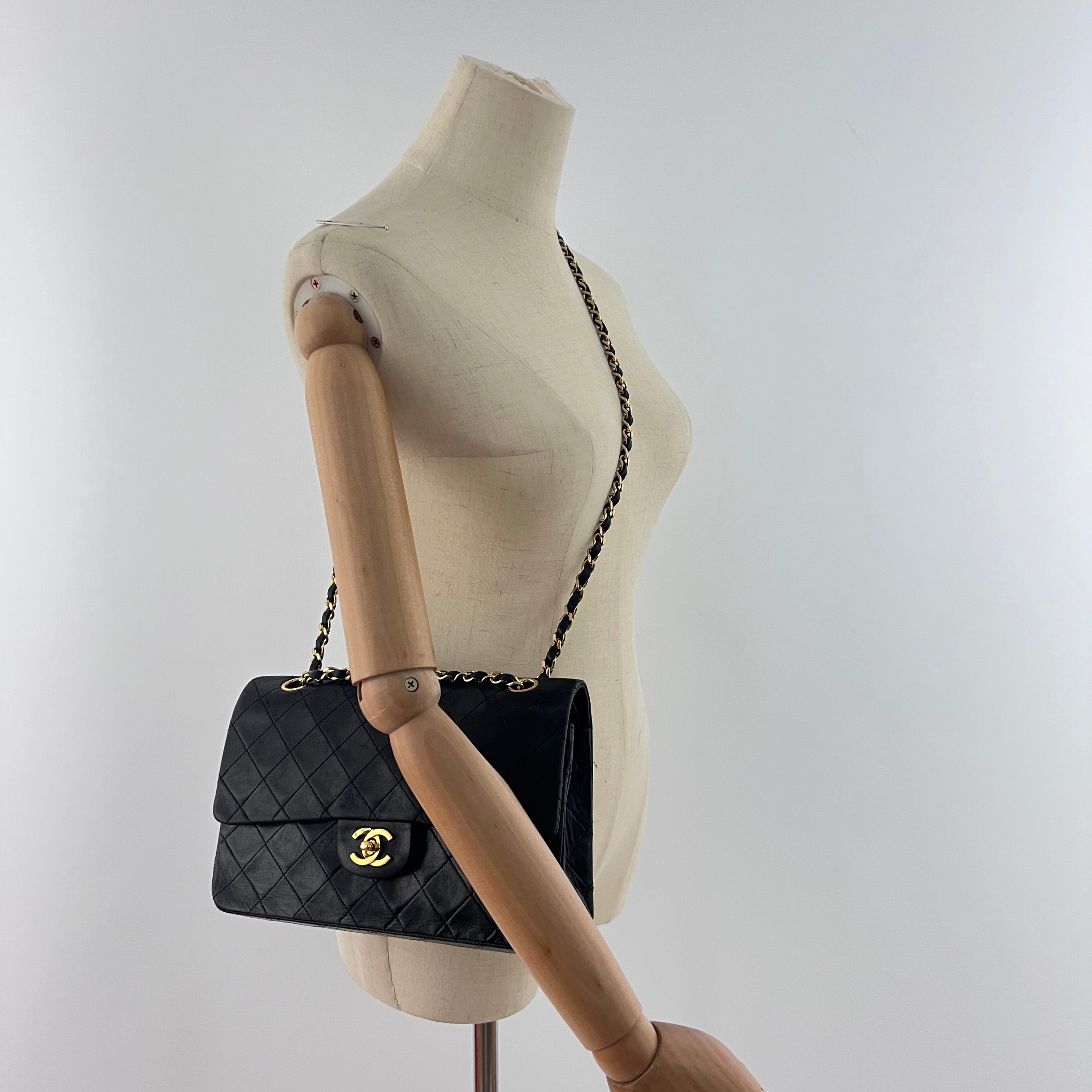 Sac à main CHANEL Timeless Classique Medium Double Flap cuir d'agneau noir