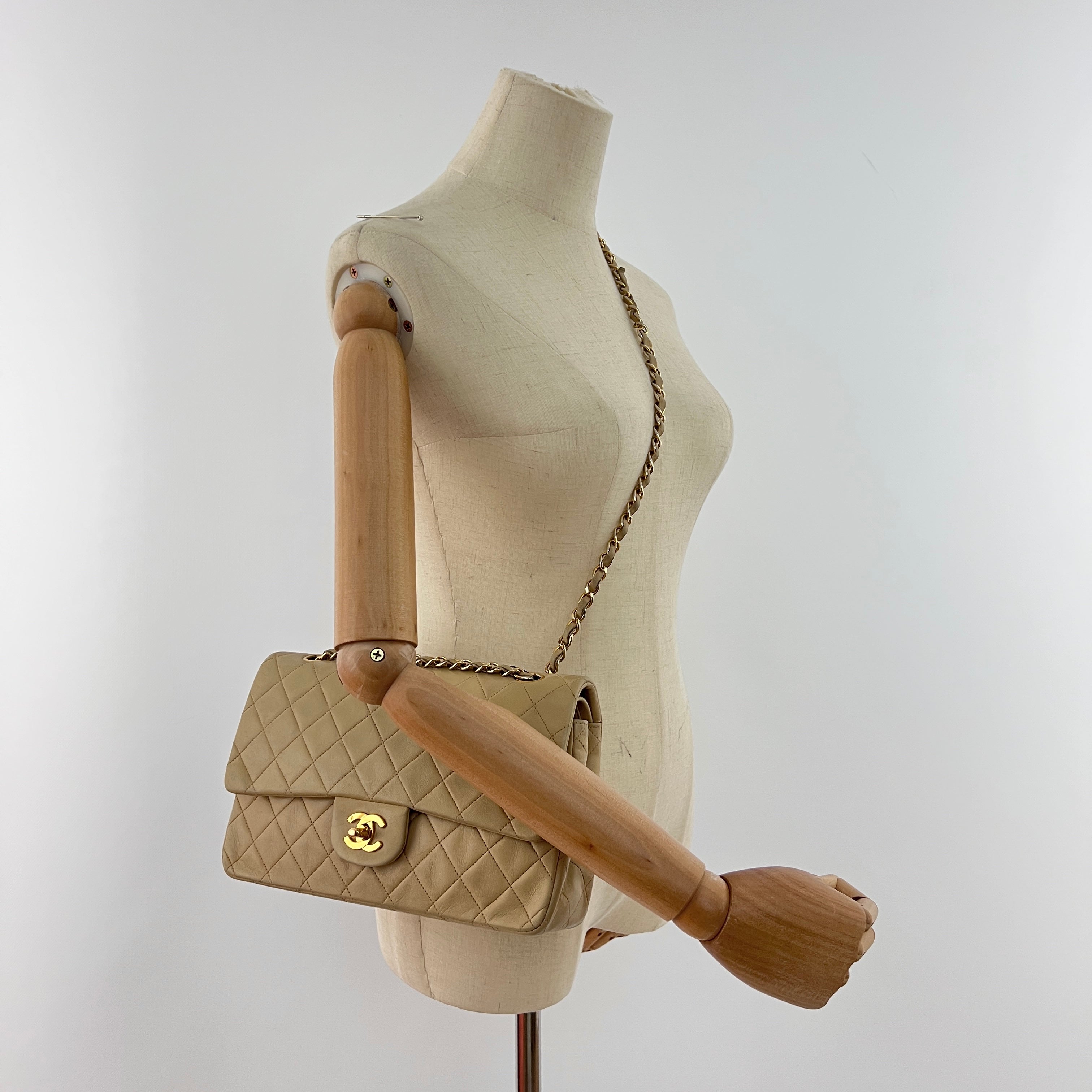 Sac à main CHANEL Timeless Classique Medium Double Flap cuir d'agneau beige