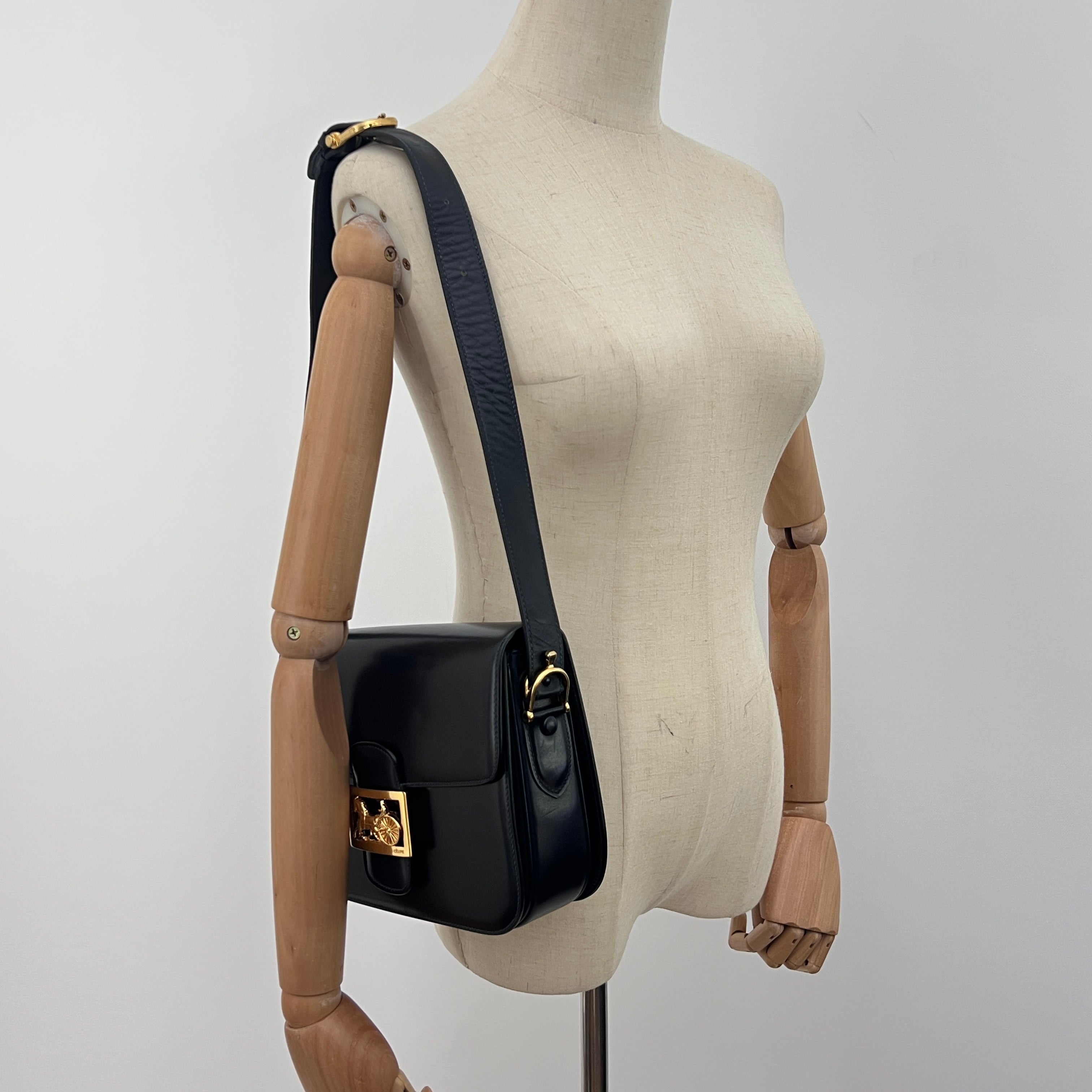CELINE Triomphe bag in black smooth leather