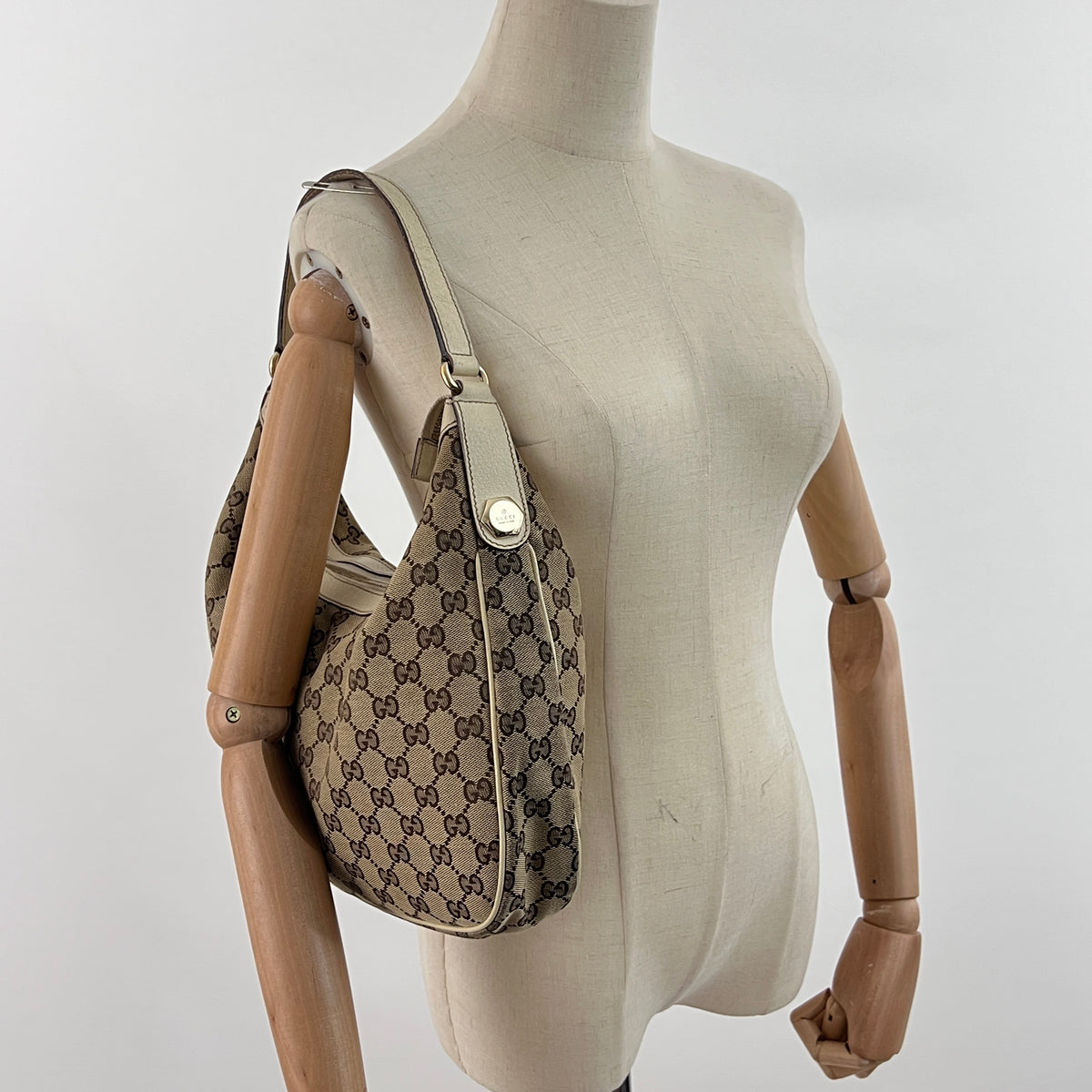 Sac GUCCI Hobo GG toile et cuir beige
