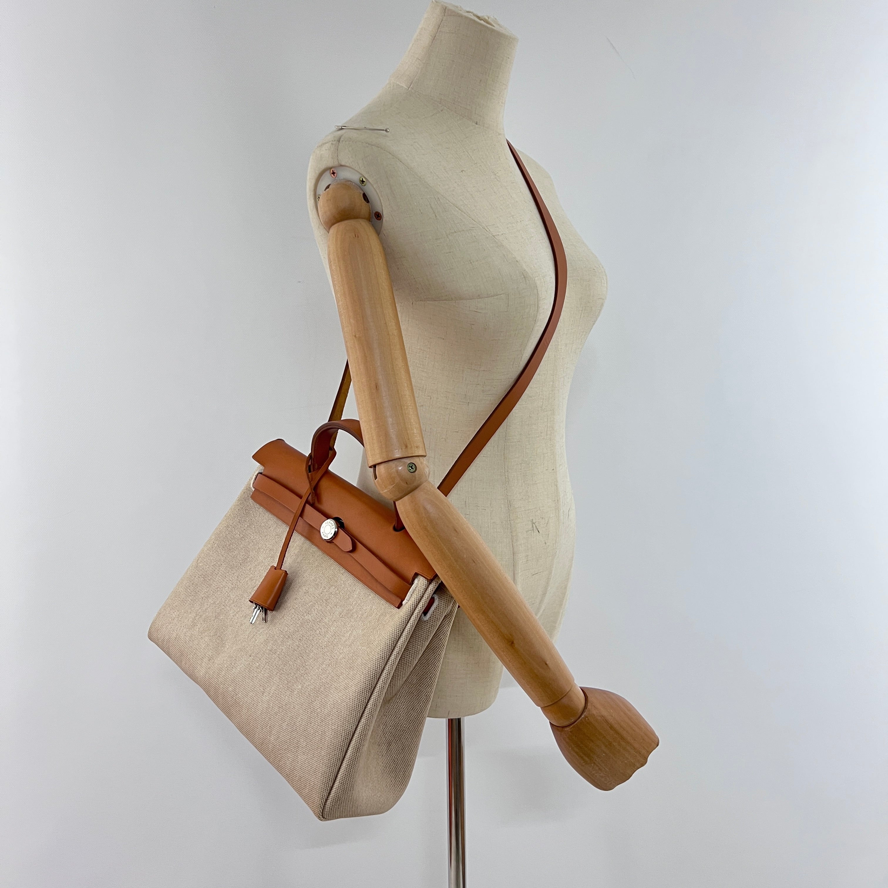 Sac à main HERMES Herbag toile et cuir marron