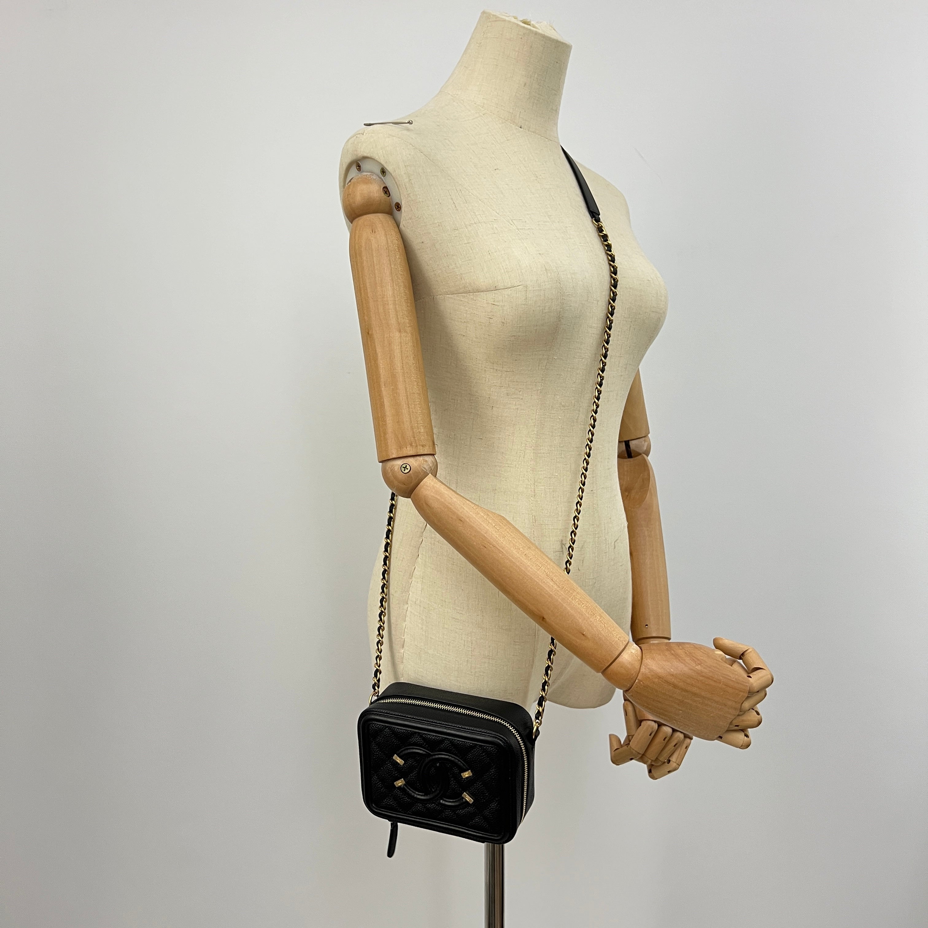 Sac à bandoulière CHANEL Filigree Vanity Case Small cuir caviar noir