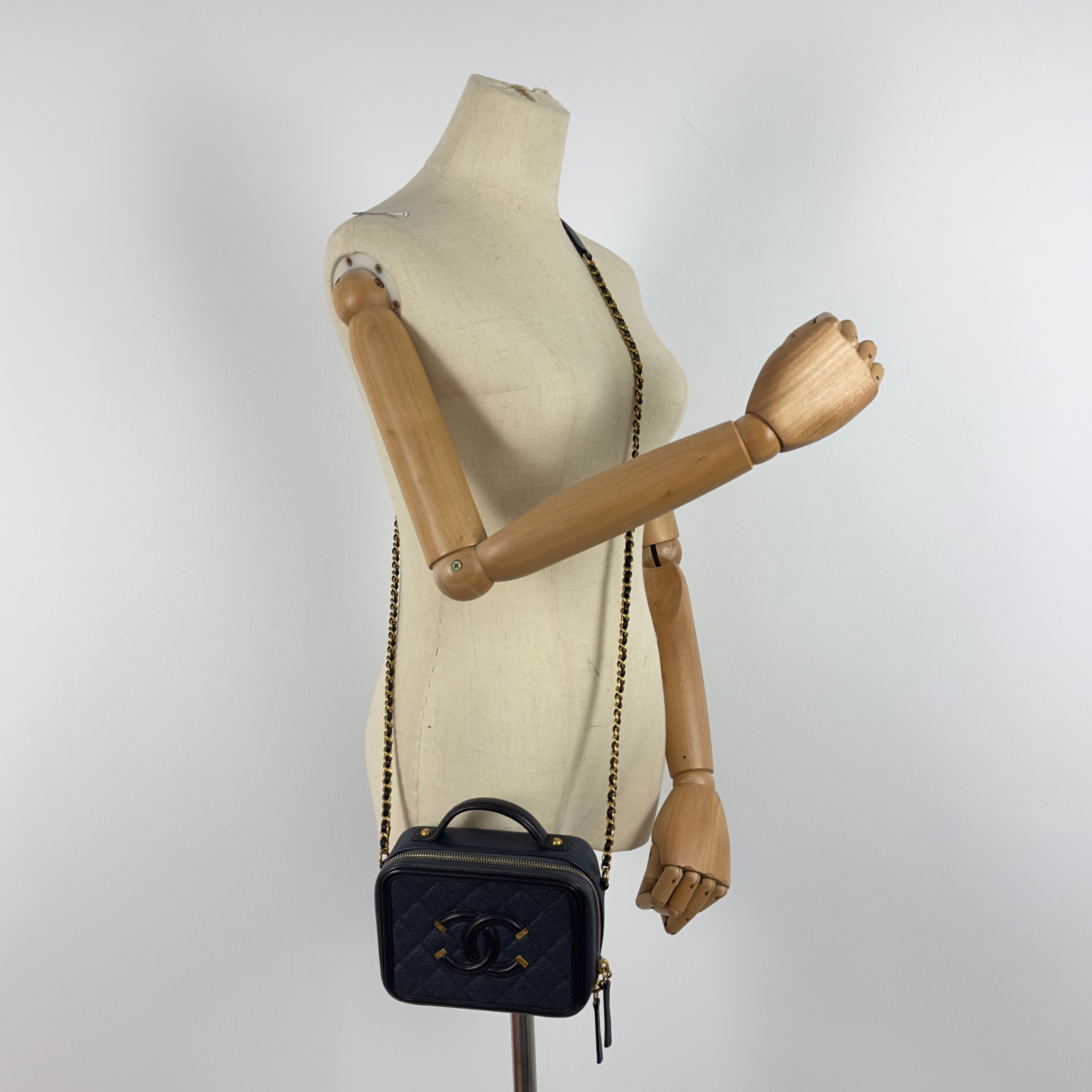 Sac à main CHANEL Filigree Vanity Case cuir caviar bleu nuit