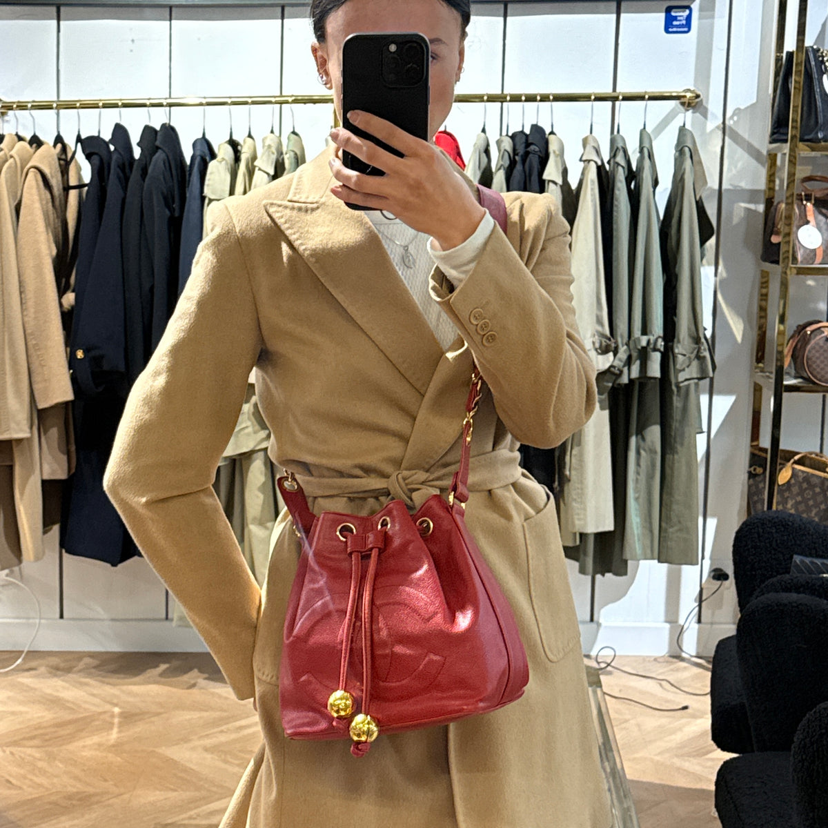 Sac à bandoulière CHANEL Seau cuir caviar rouge vintage Circa 1990