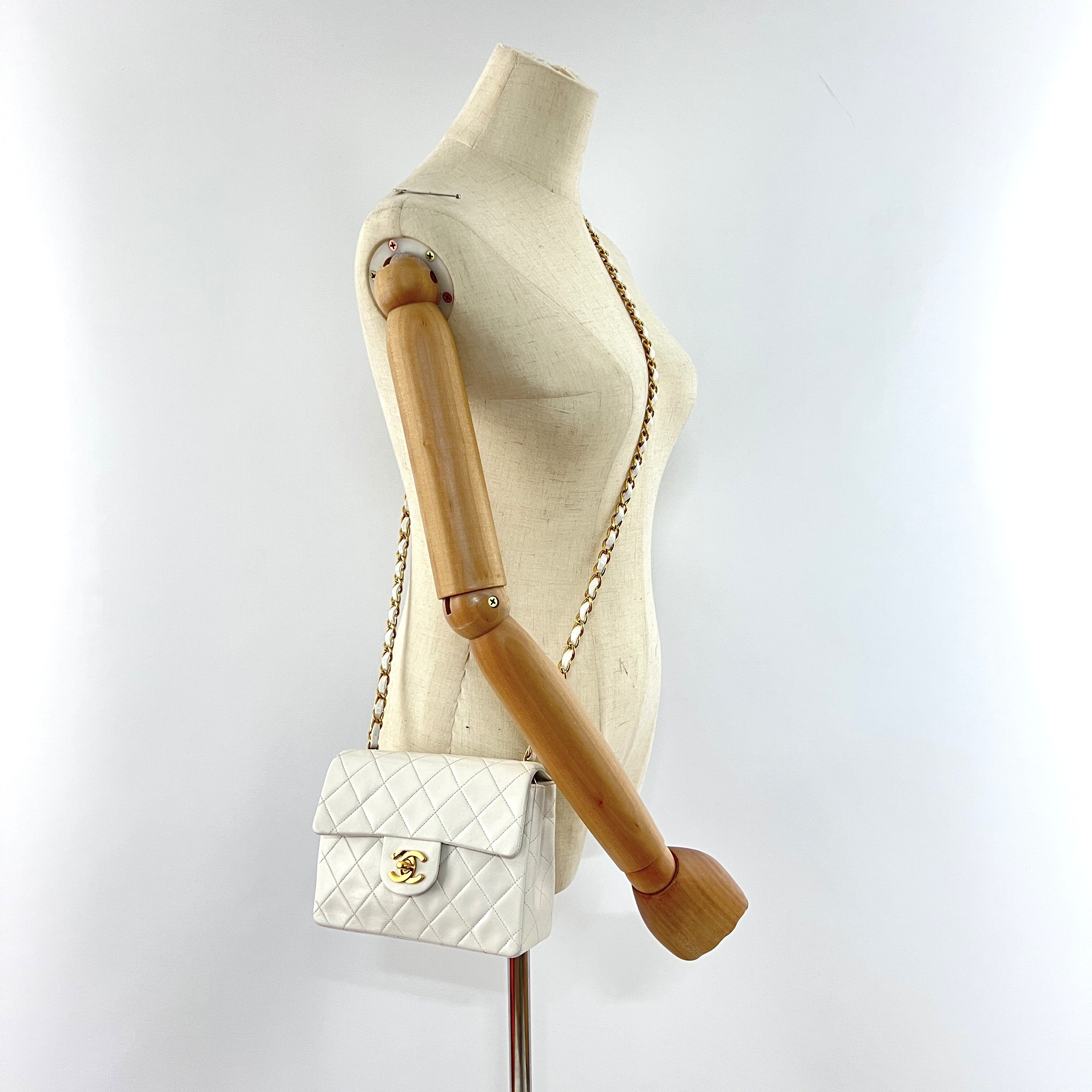 Sac à main CHANEL Timeless Classique Mini  Simple Flap cuir d'agneau blanc