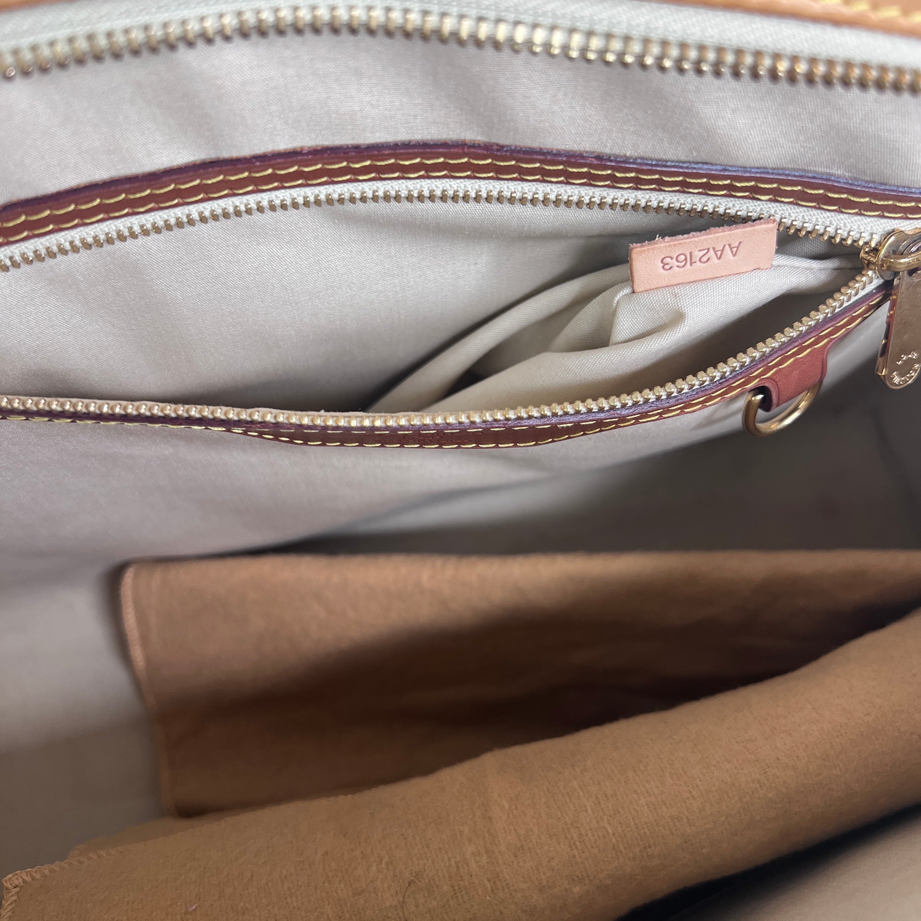 LOUIS VUITTON Brea handbag in beige patent leather