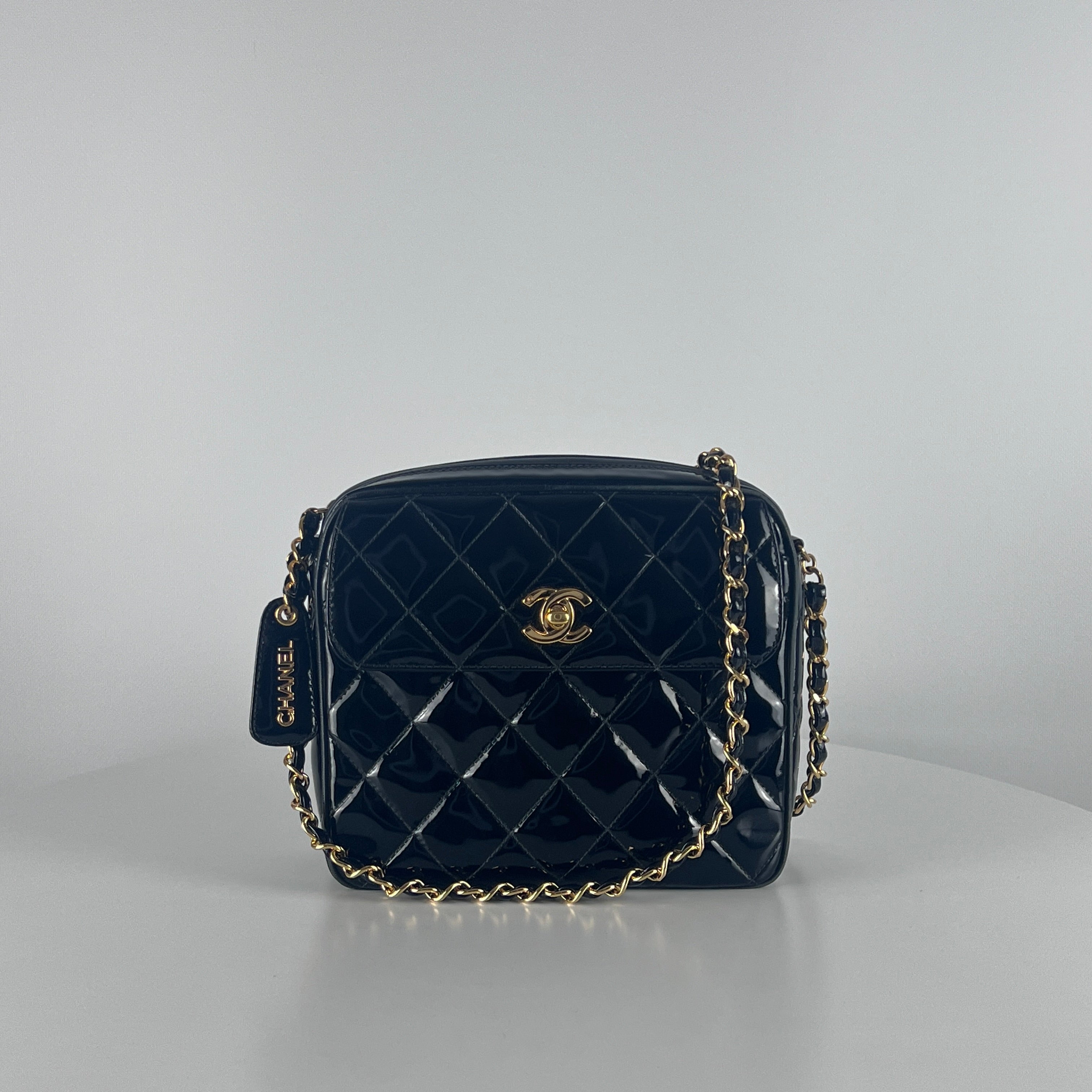 CHANEL Camera handbag in black patent leather