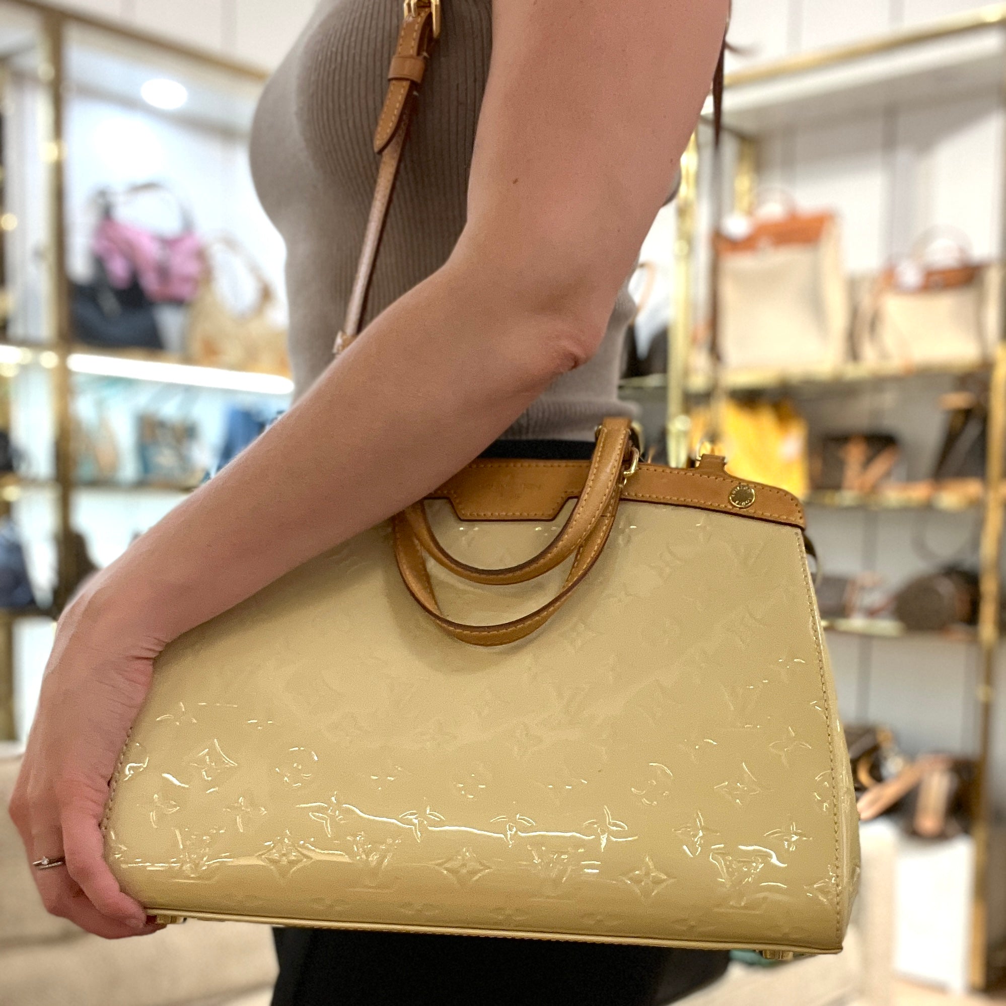 LOUIS VUITTON Brea handbag in beige patent leather