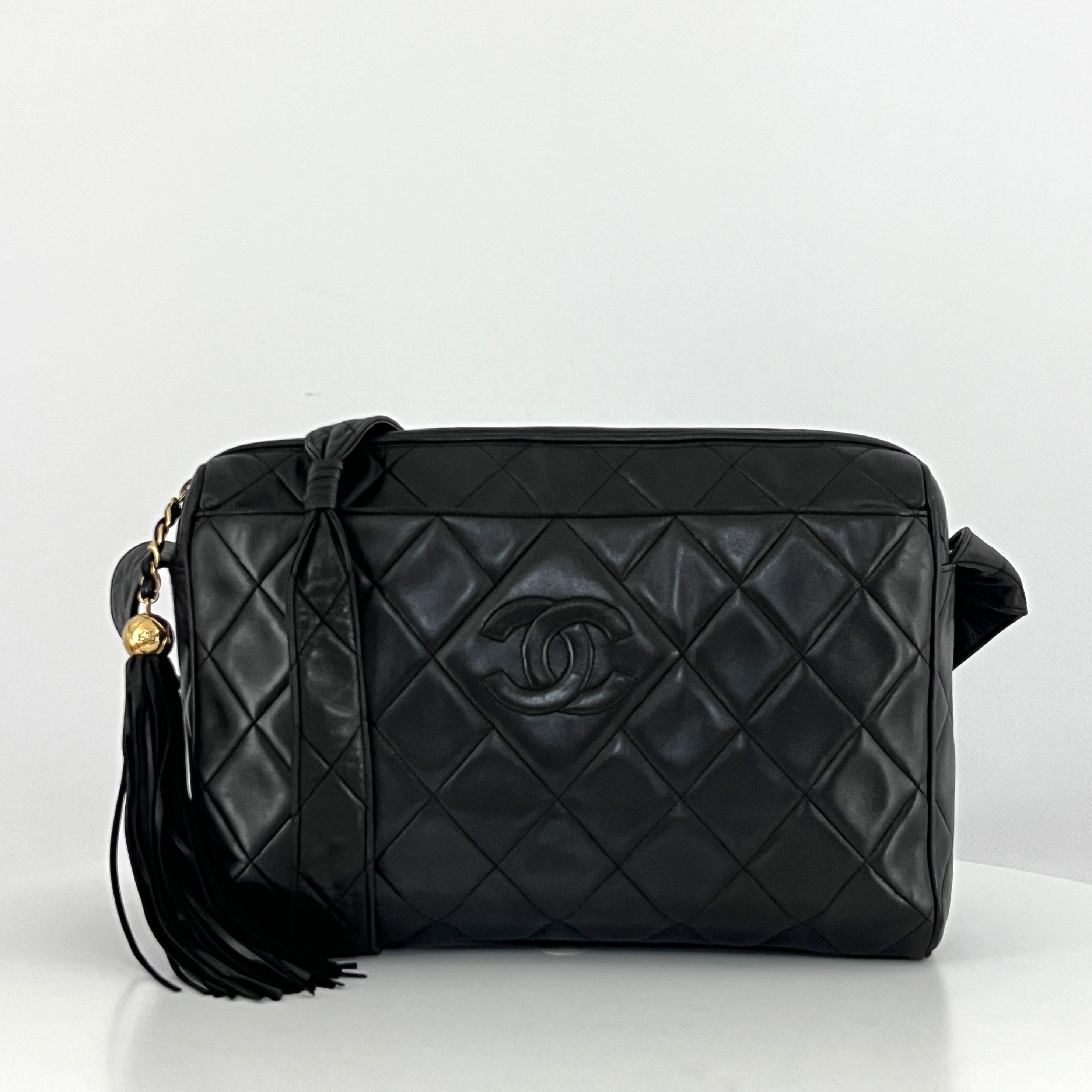 Sac à main CHANEL Camera Bag cuir d'agneau noir
