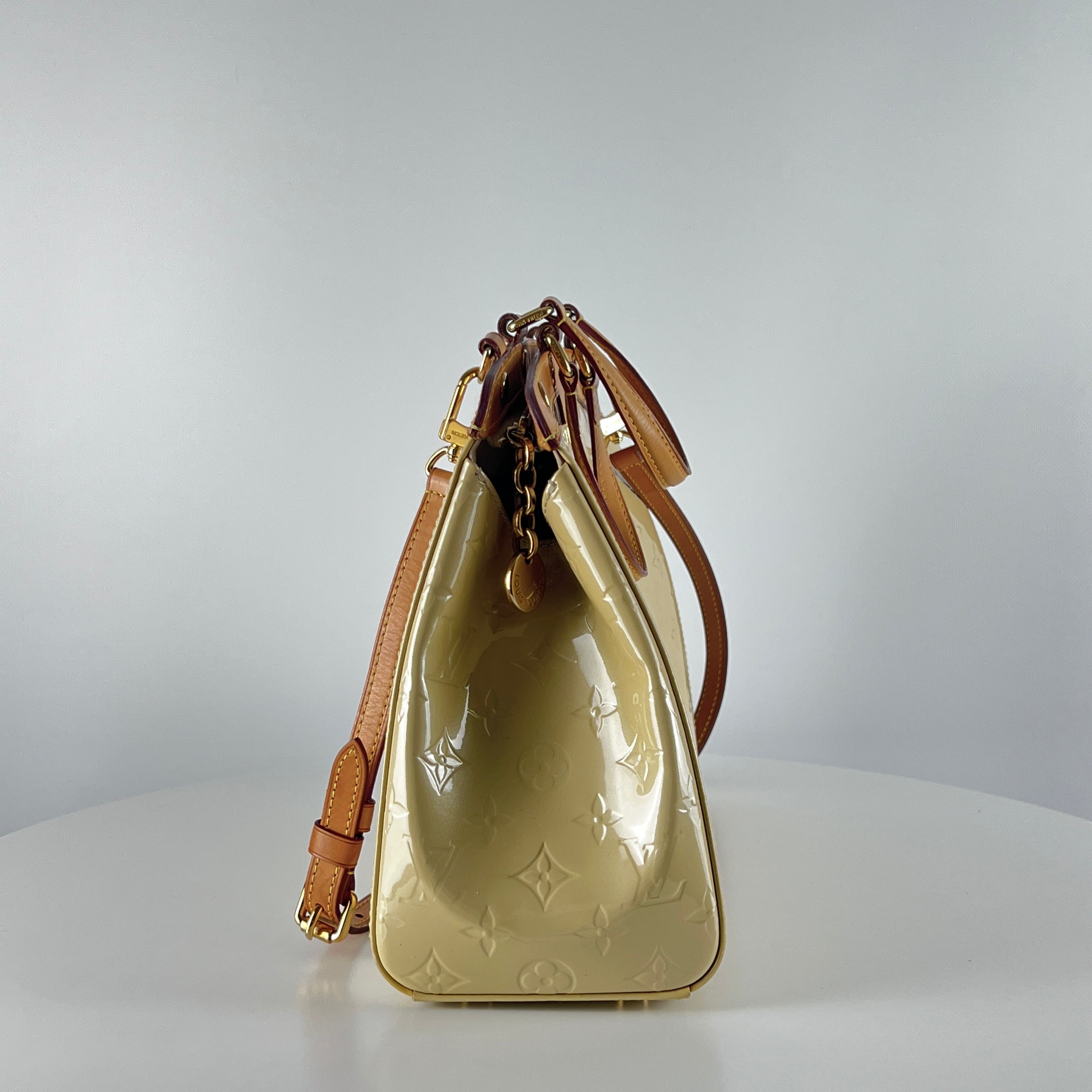 LOUIS VUITTON Brea handbag in beige patent leather