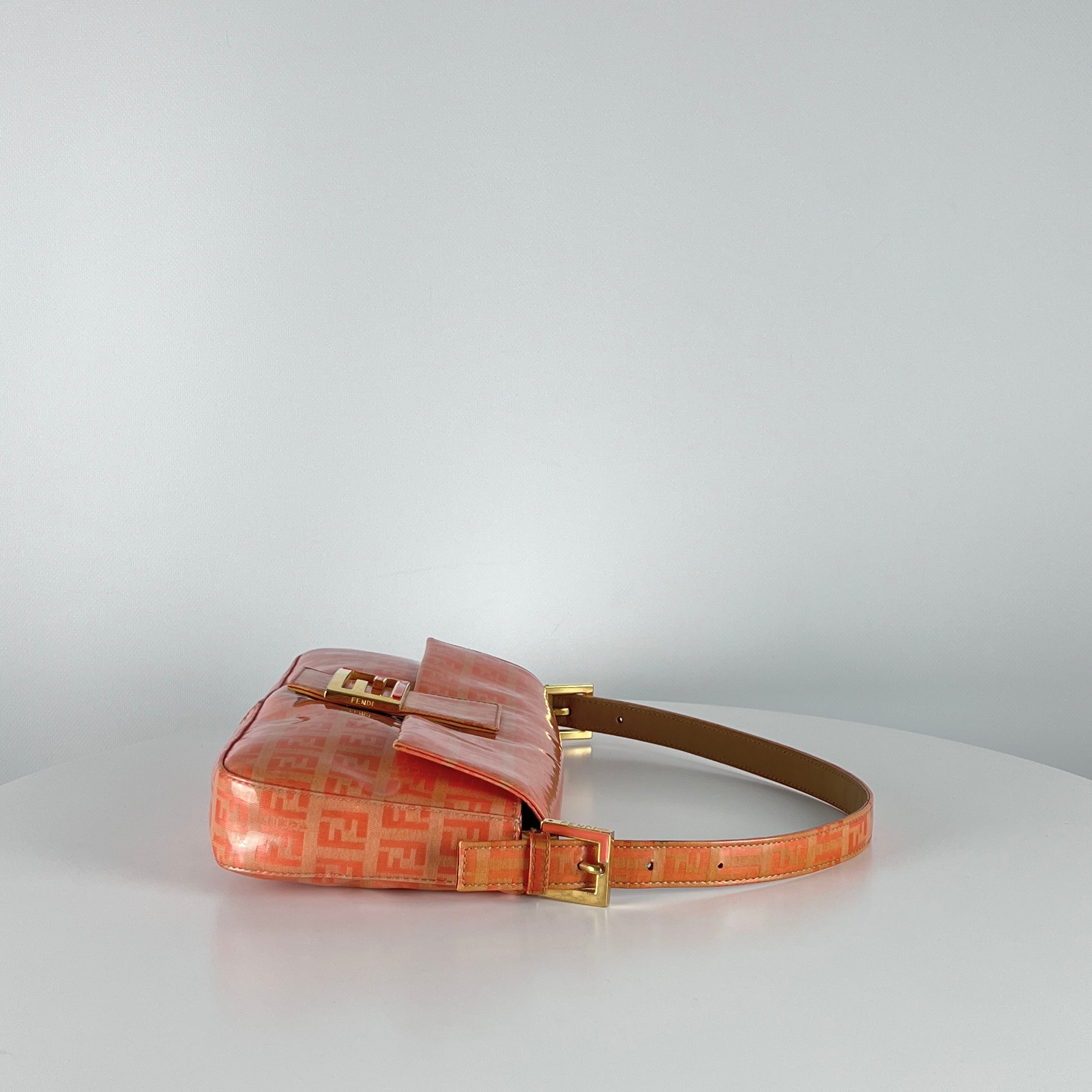 Sac à main FENDI Baguette vinyle orange