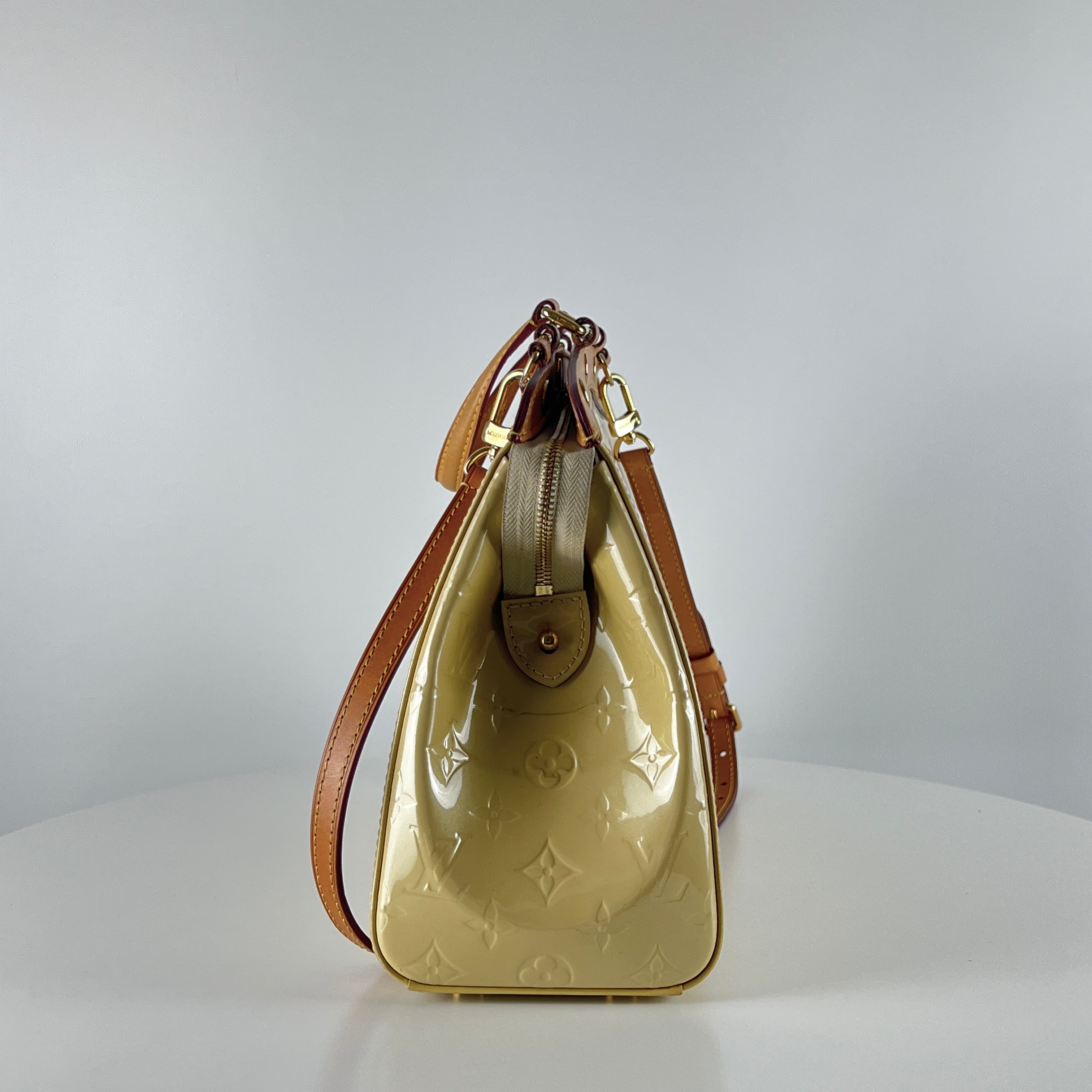 LOUIS VUITTON Brea handbag in beige patent leather