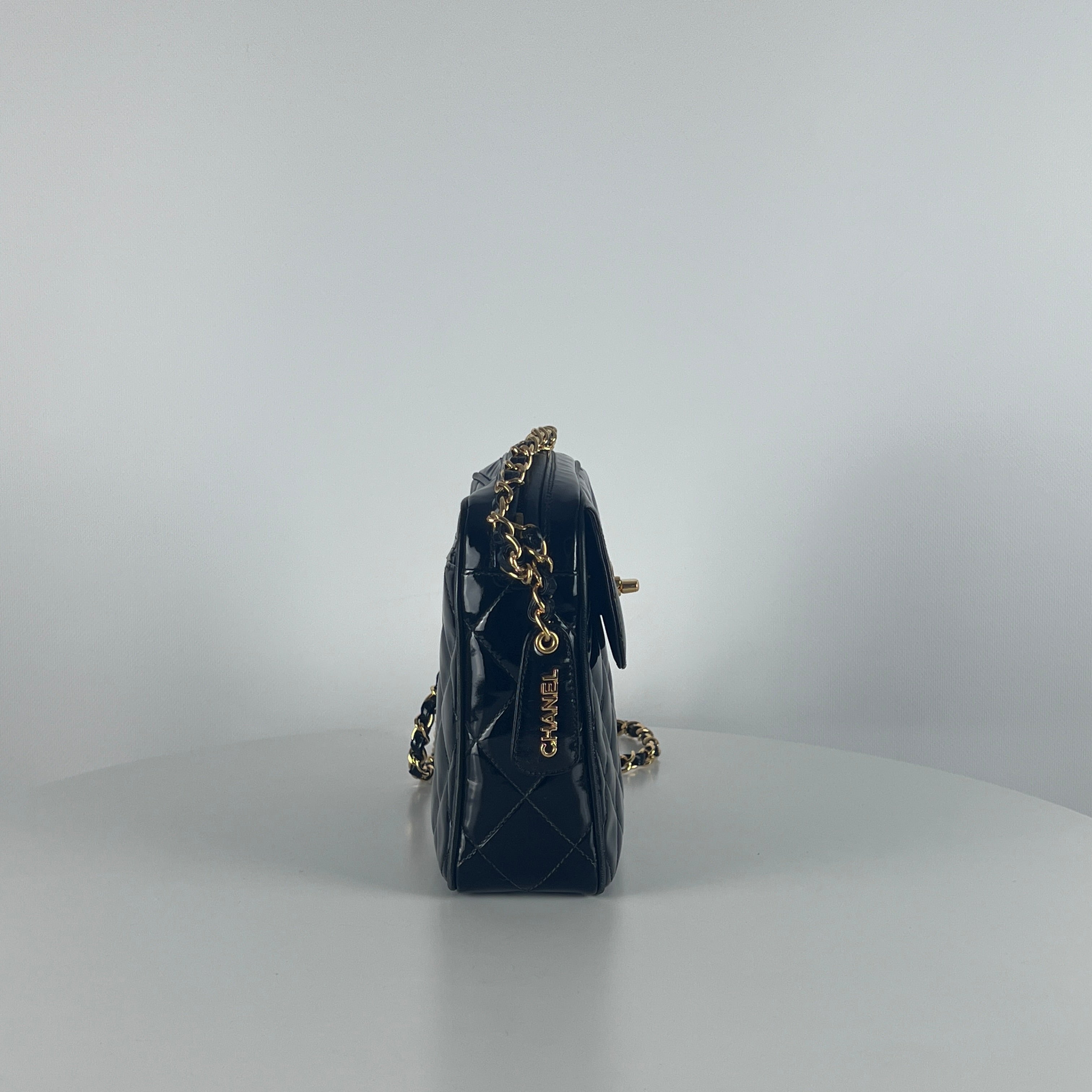 Sac à main CHANEL Caméra cuir verni noir