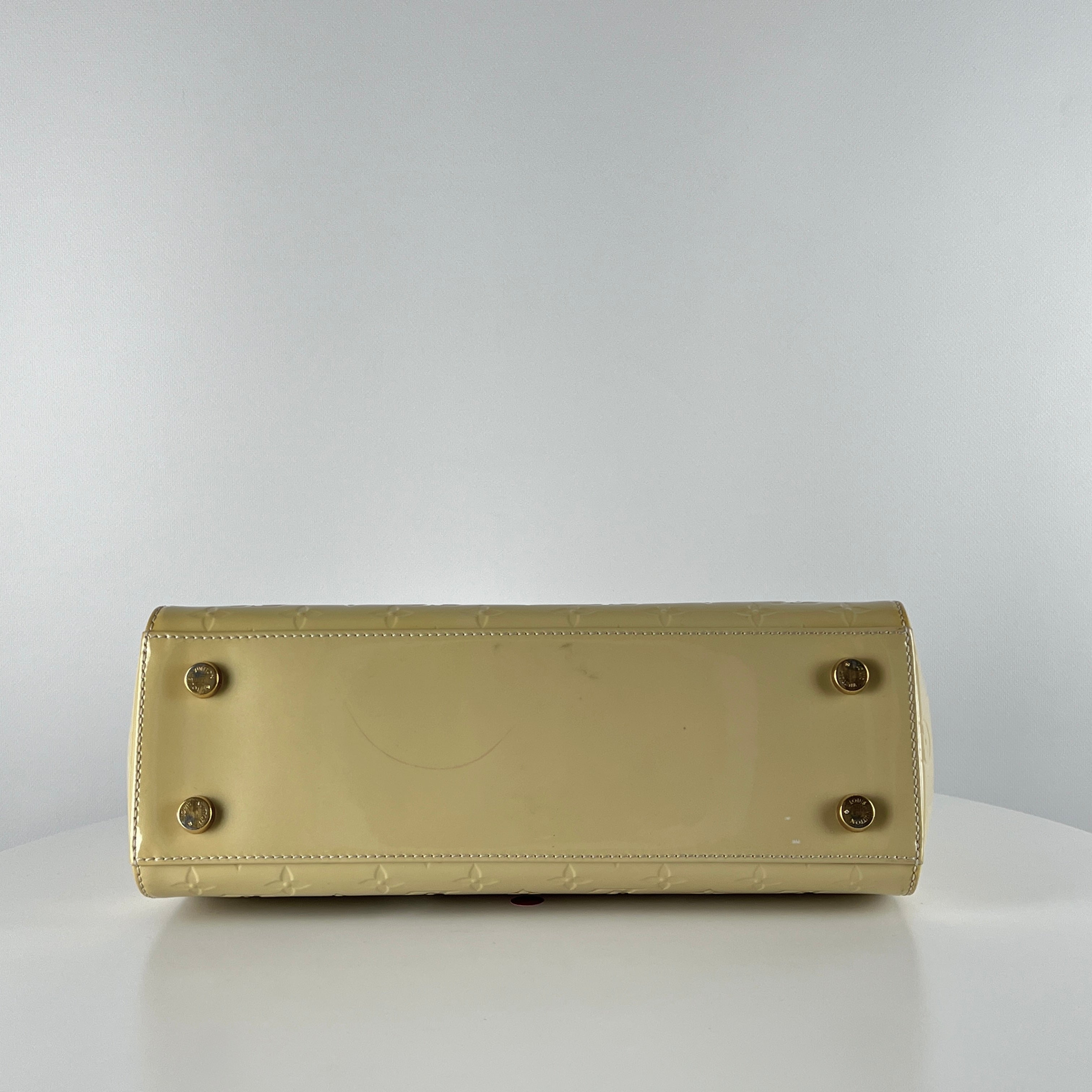 LOUIS VUITTON Brea handbag in beige patent leather