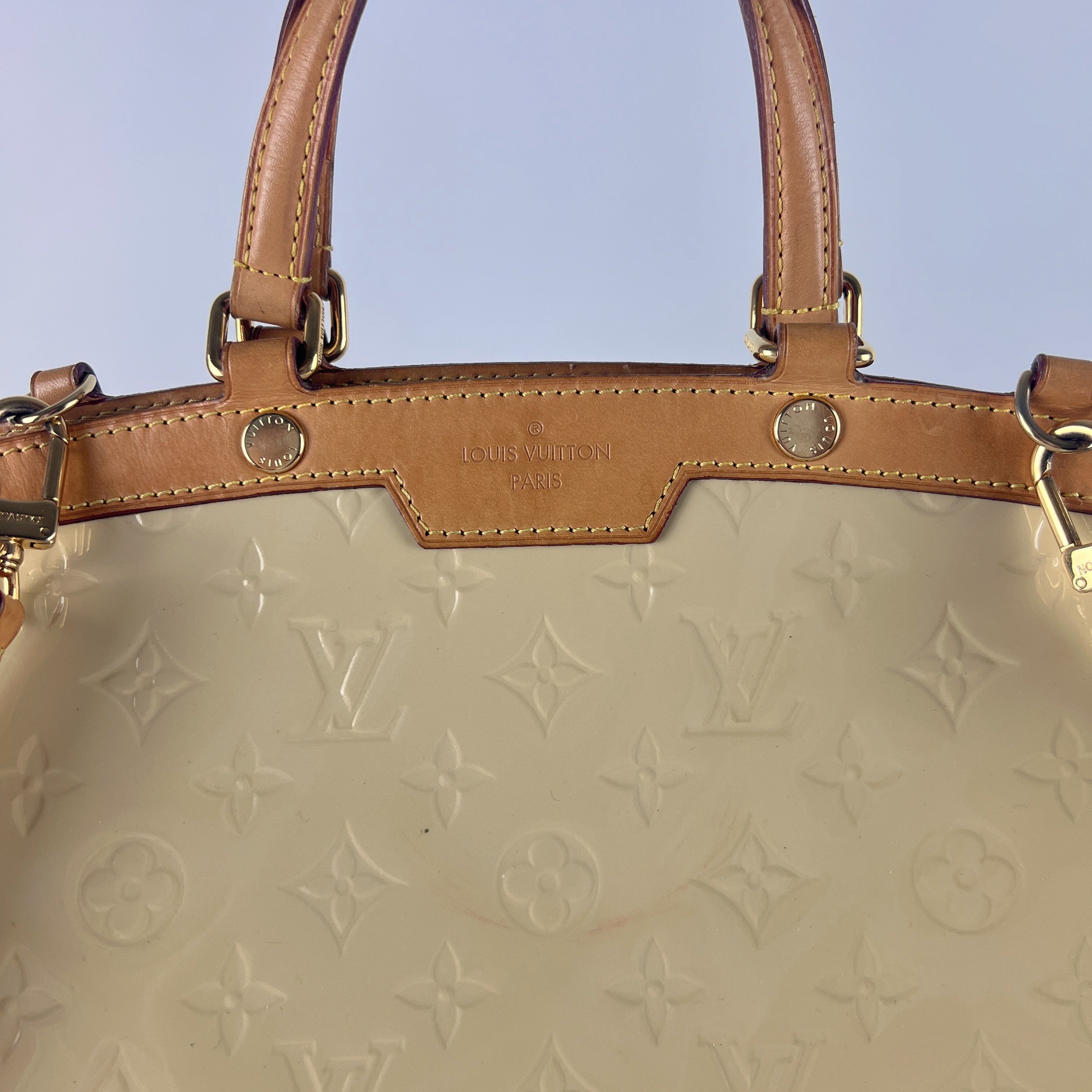 LOUIS VUITTON Brea handbag in beige patent leather