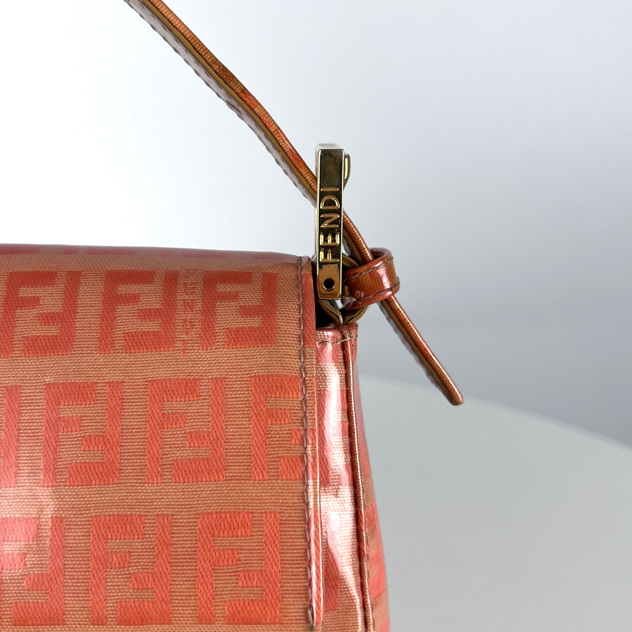 Sac à main FENDI Baguette vinyle orange