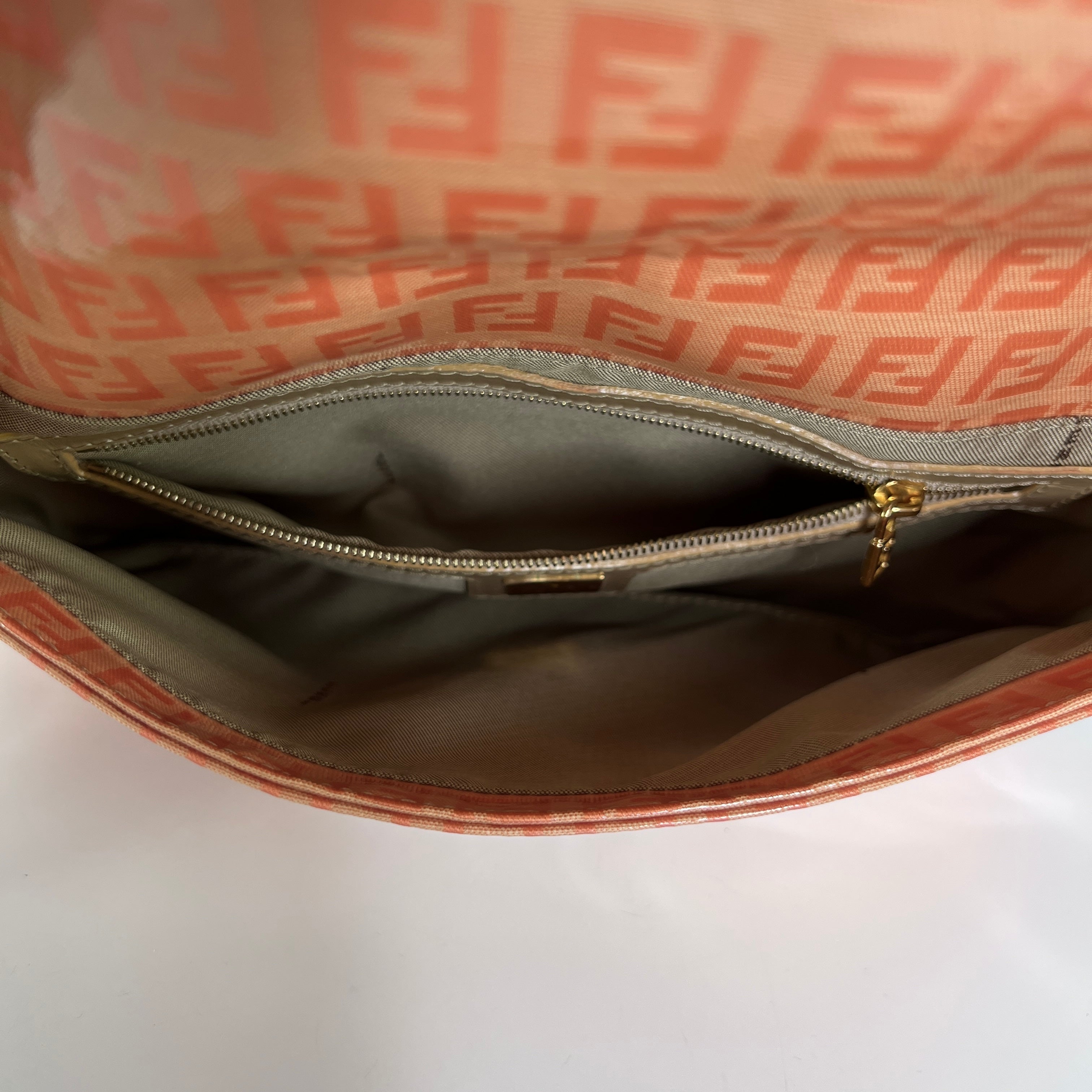 Sac à main FENDI Baguette vinyle orange