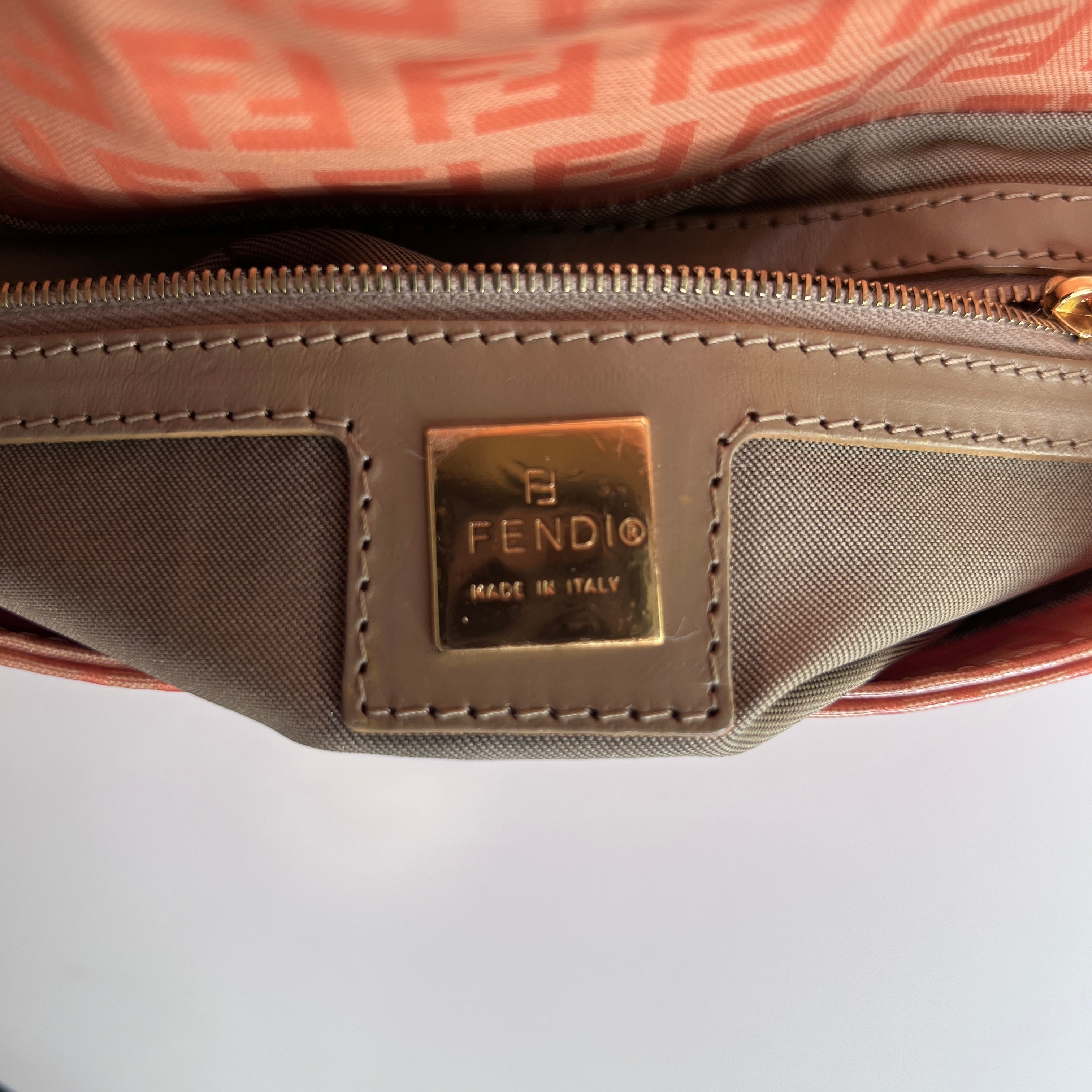 Sac à main FENDI Baguette vinyle orange