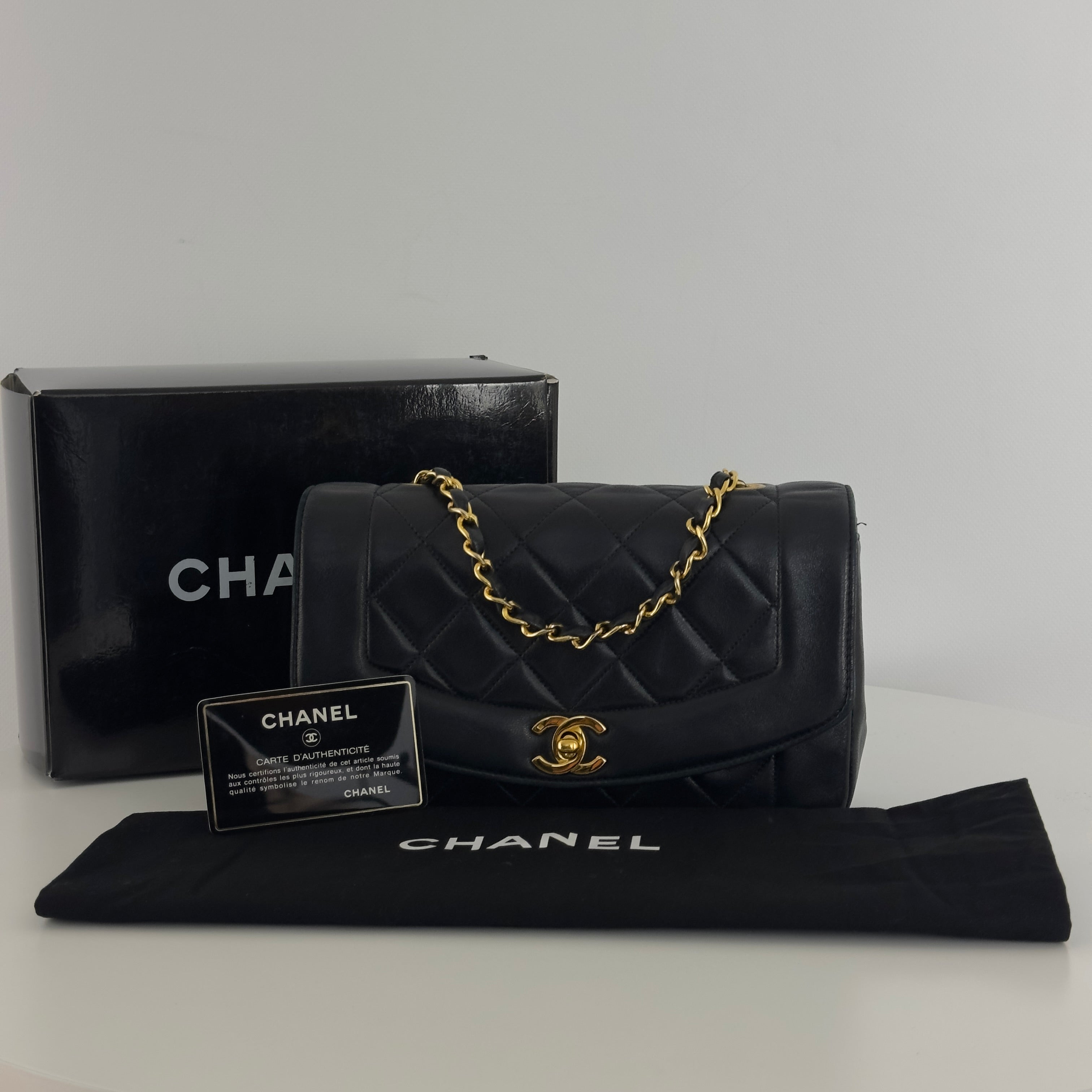 Sac à main CHANEL Diana Small cuir d'agneau noir