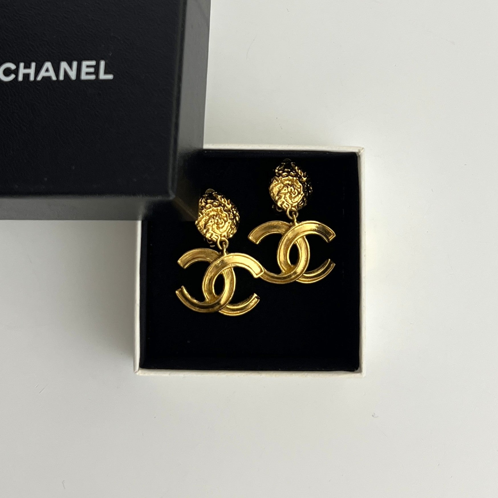 Boucles d'oreilles CHANEL CC Clip On