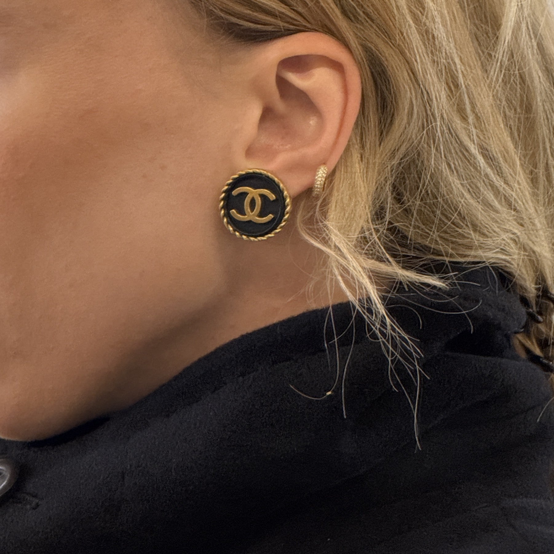 Boucles d'oreilles CHANEL CC Clip On métal doré