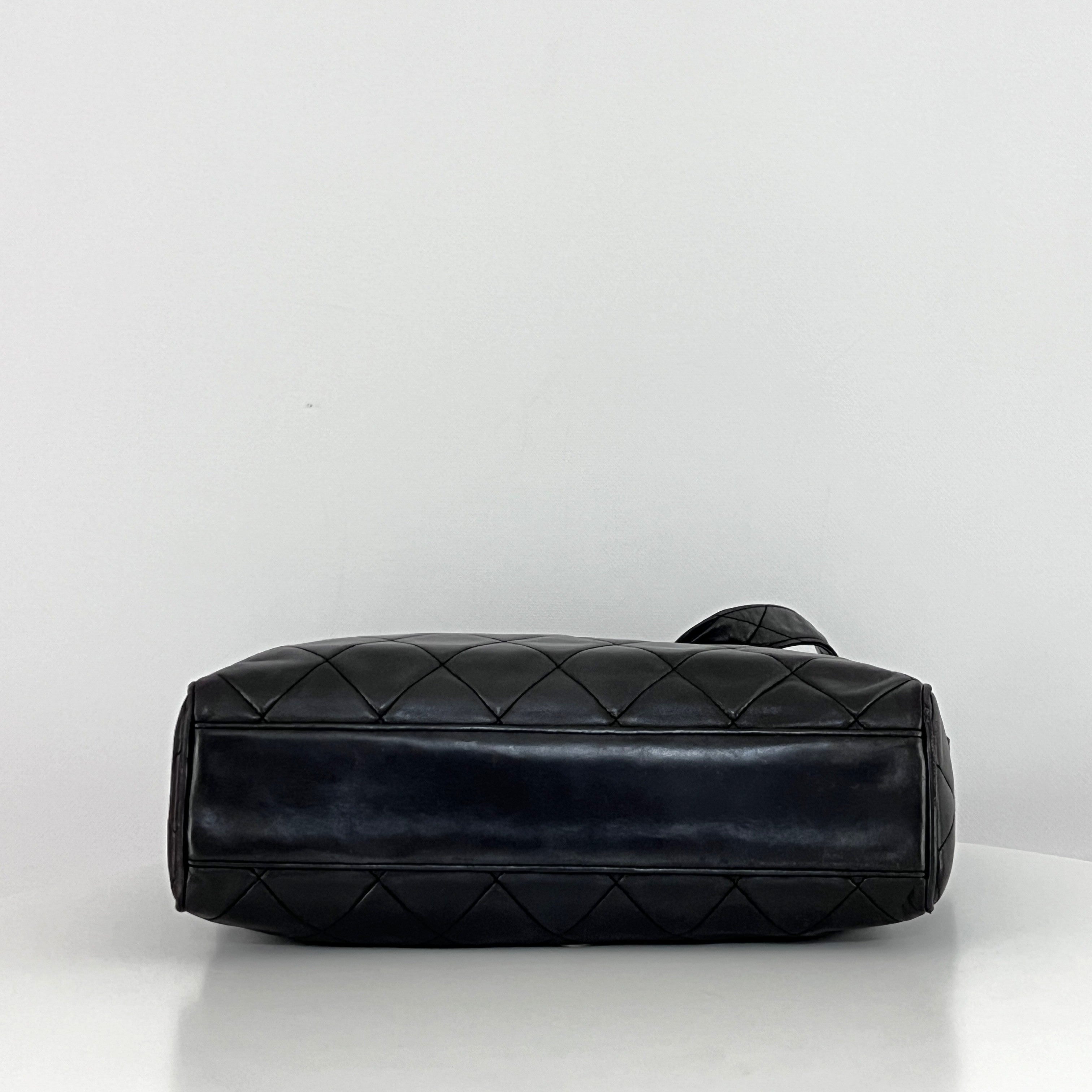 Sac à main CHANEL Camera Bag cuir d'agneau noir