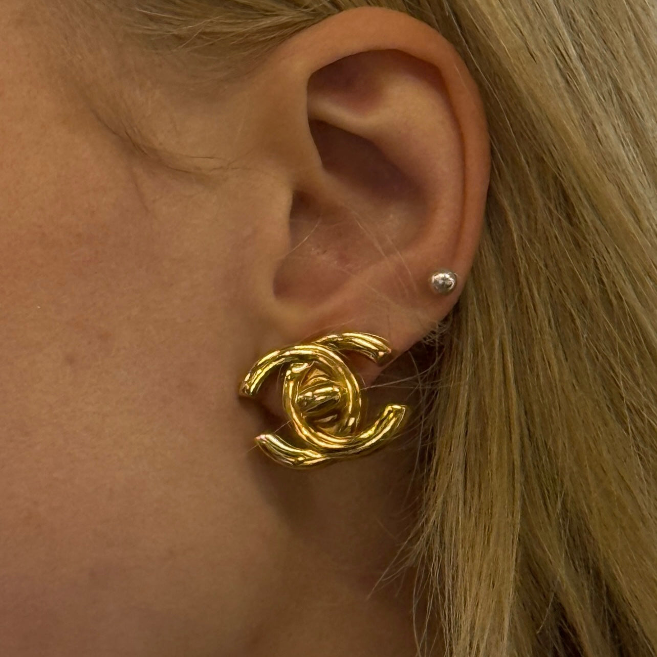 Boucles d'oreilles CHANEL CC Clip On métal doré