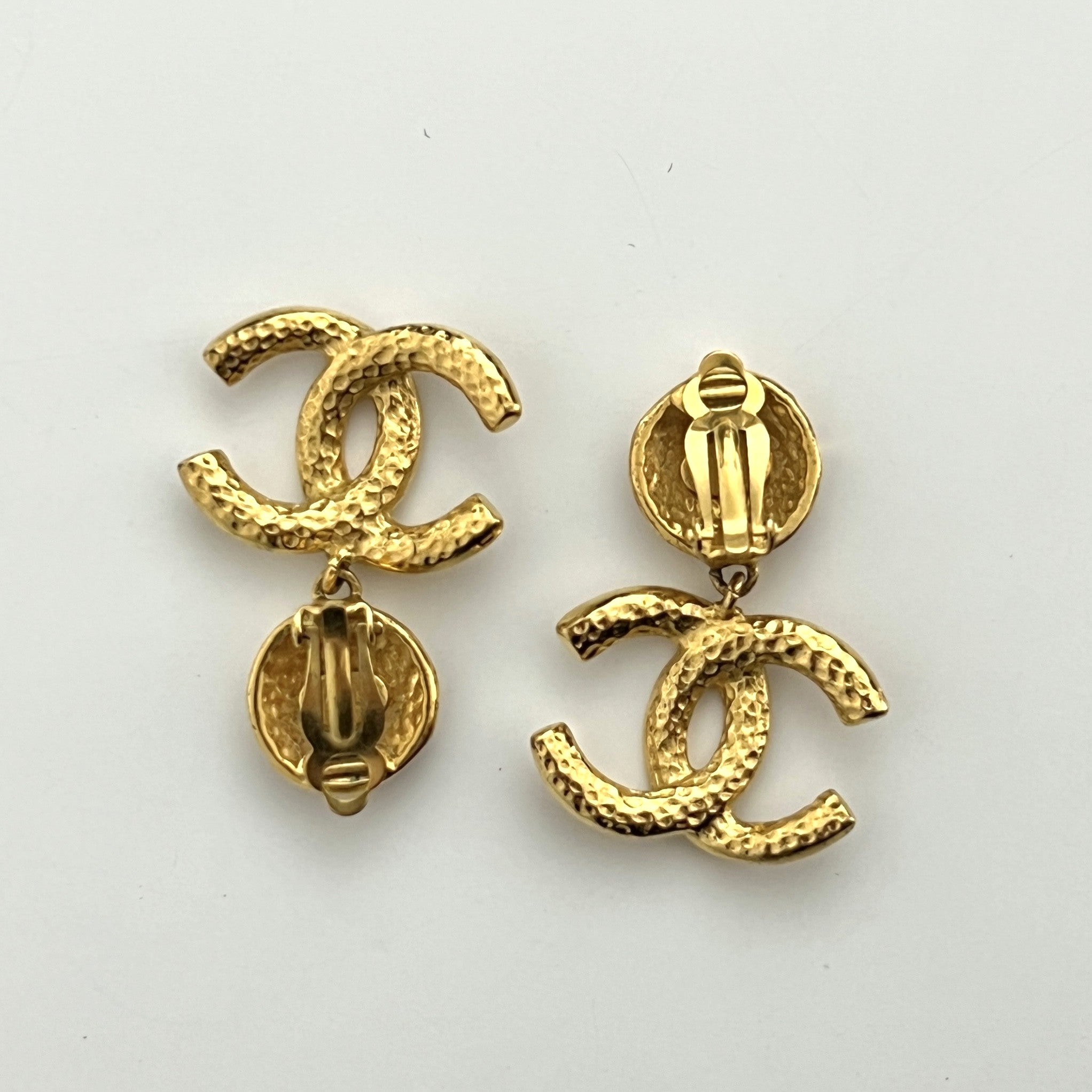 Boucles d'oreilles CHANEL CC Clip On