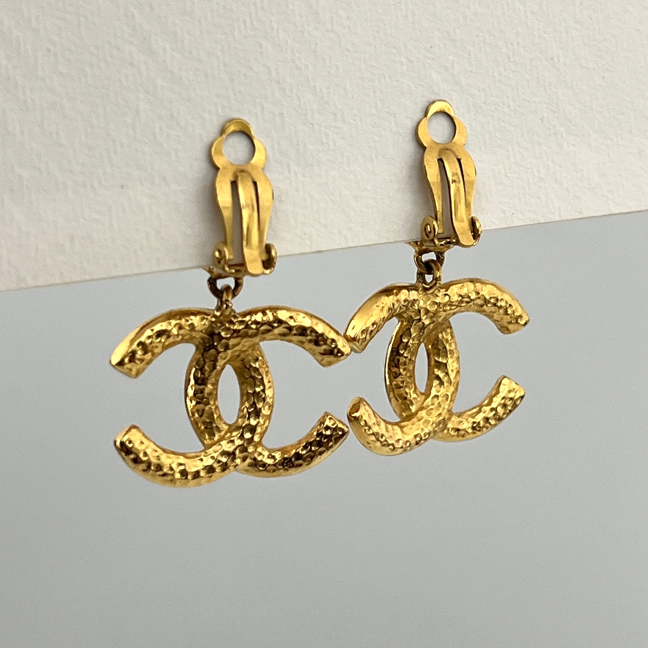 Boucles d'oreilles CHANEL CC Clip On