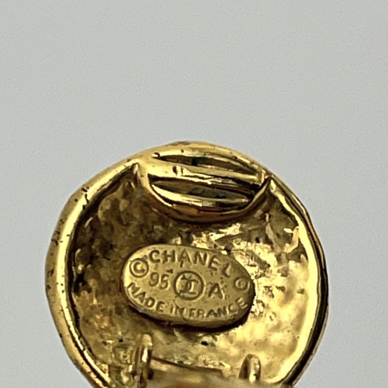 Boucles d'oreilles CHANEL CC Clip On