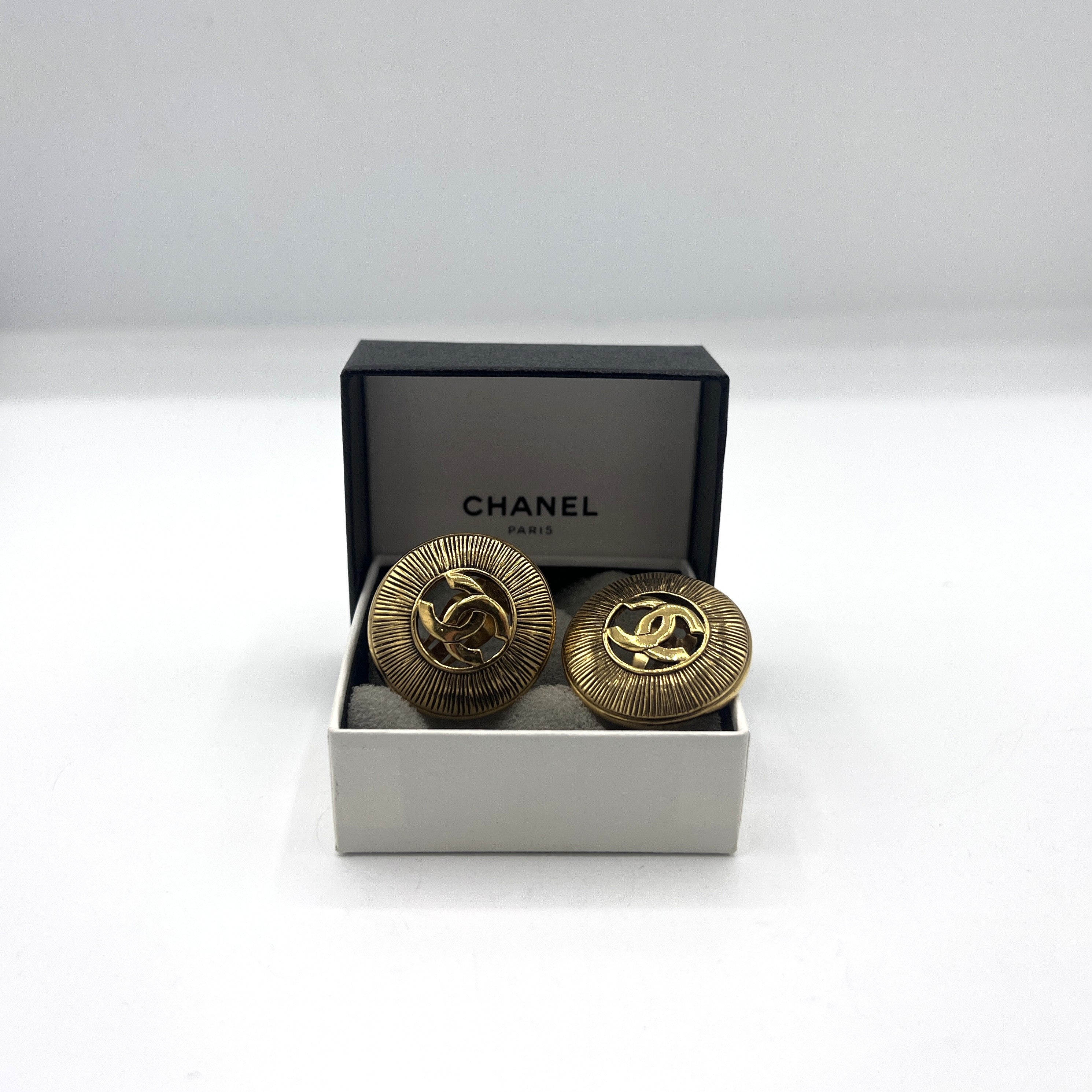 Boucles d'oreilles CHANEL CC Clip On métal doré