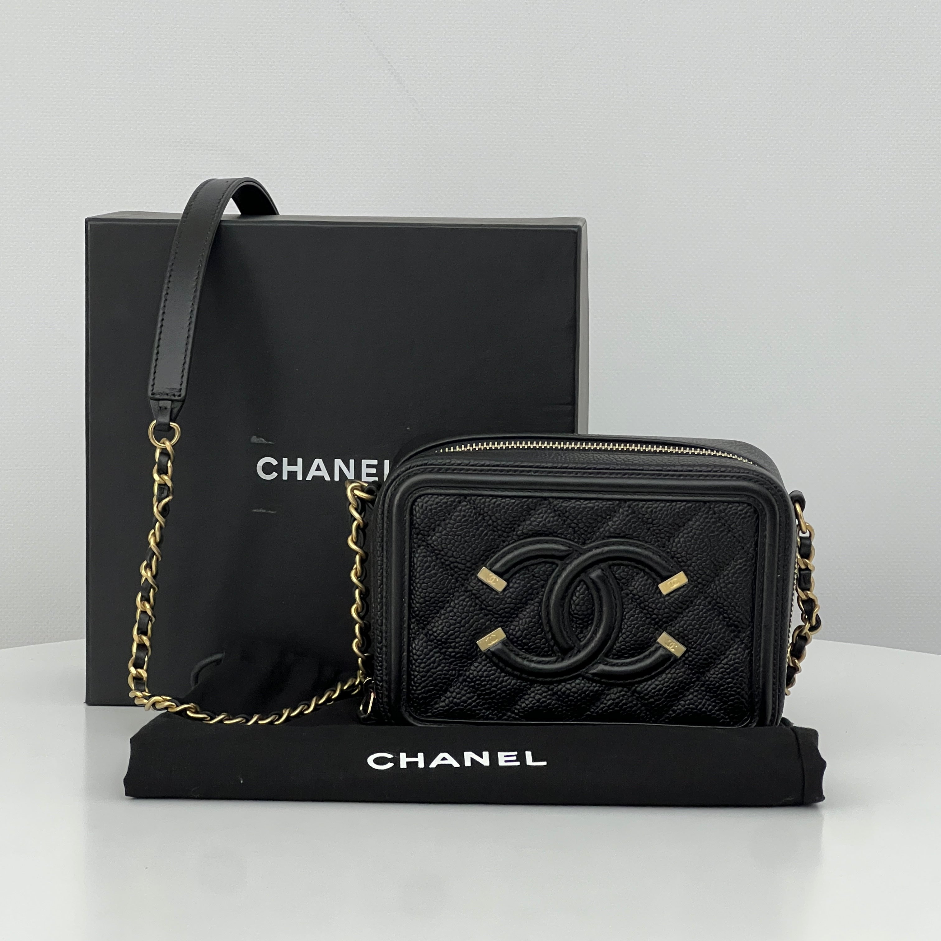Sac à bandoulière CHANEL Filigree Vanity Case Small cuir caviar noir