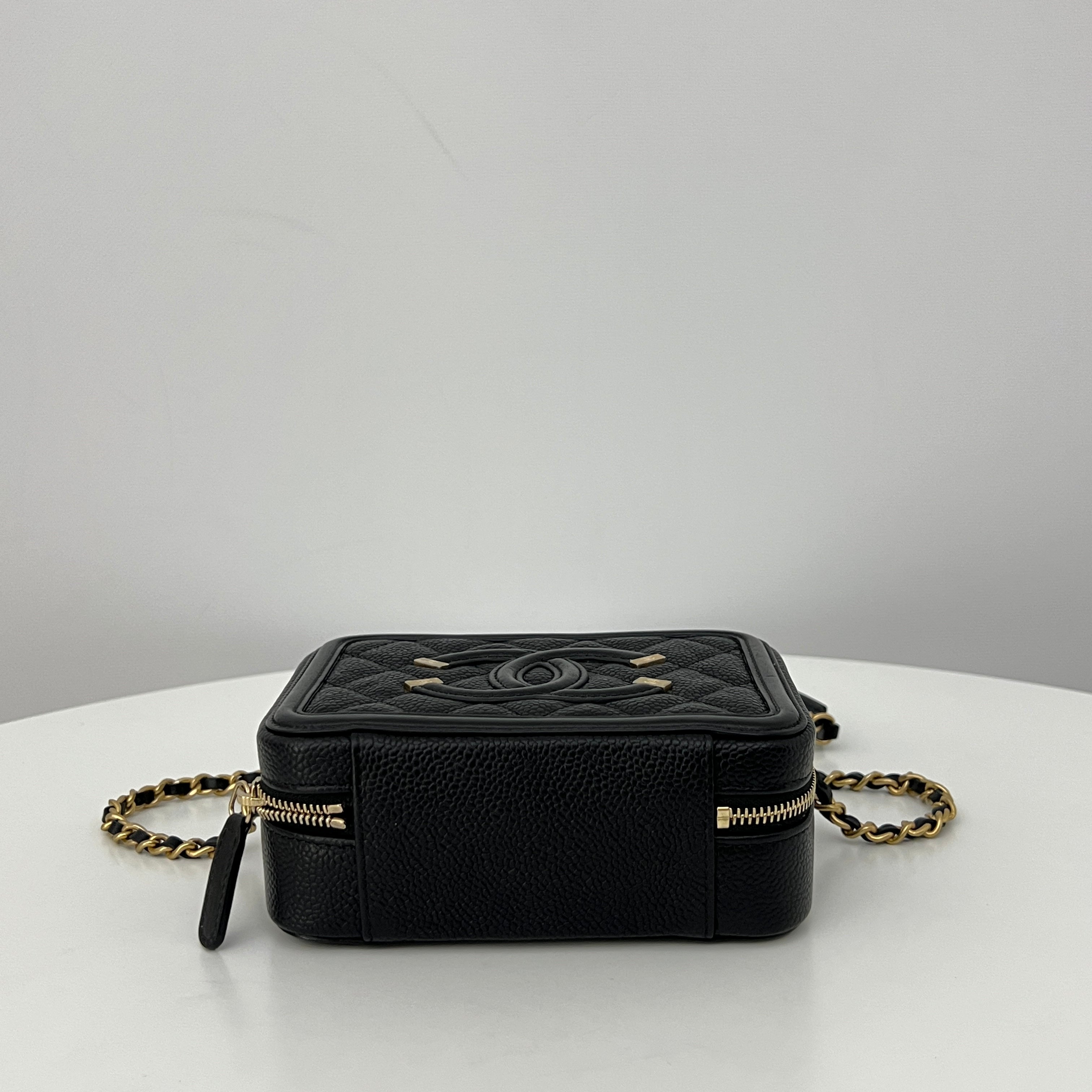 Sac à bandoulière CHANEL Filigree Vanity Case Small cuir caviar noir