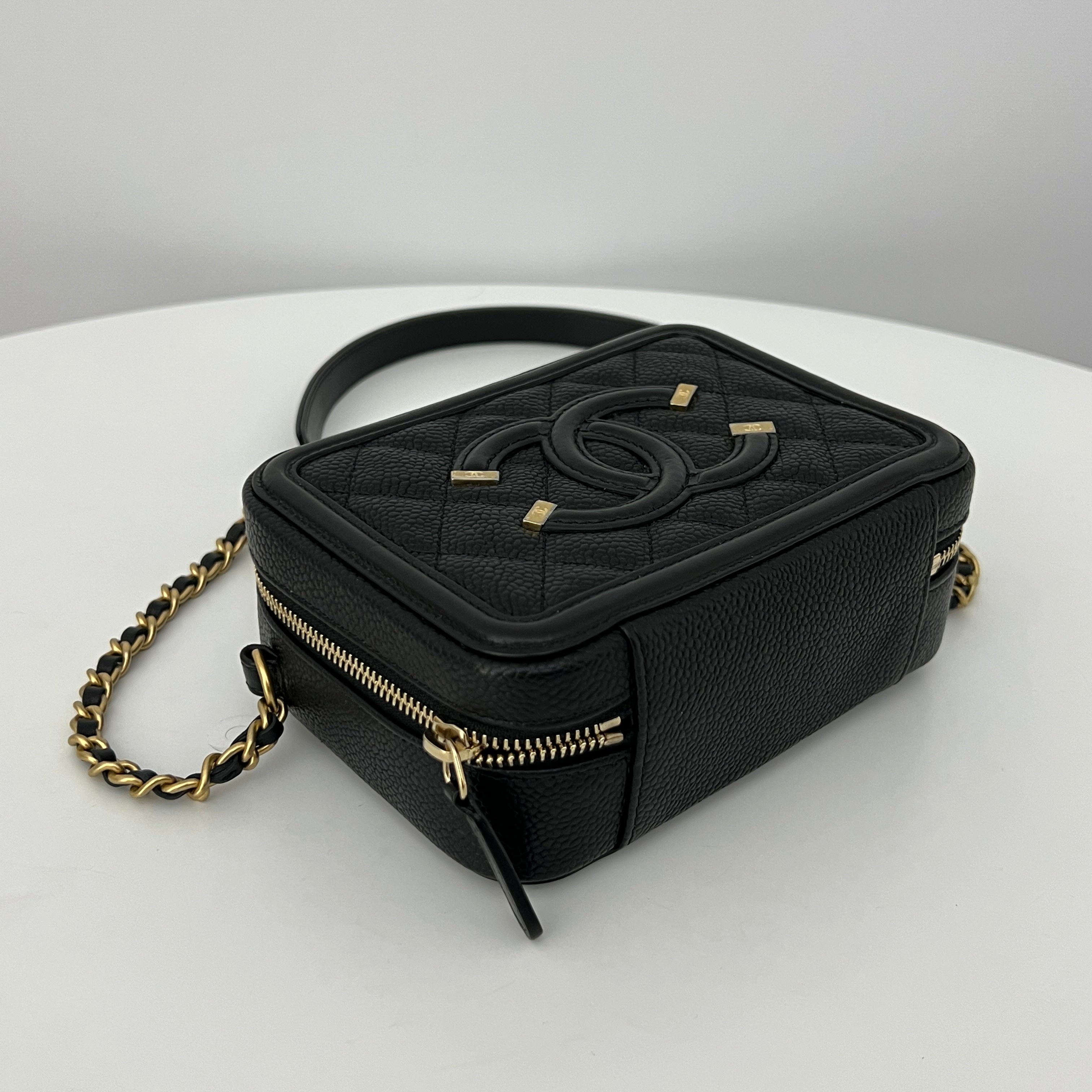 Sac à bandoulière CHANEL Filigree Vanity Case Small cuir caviar noir