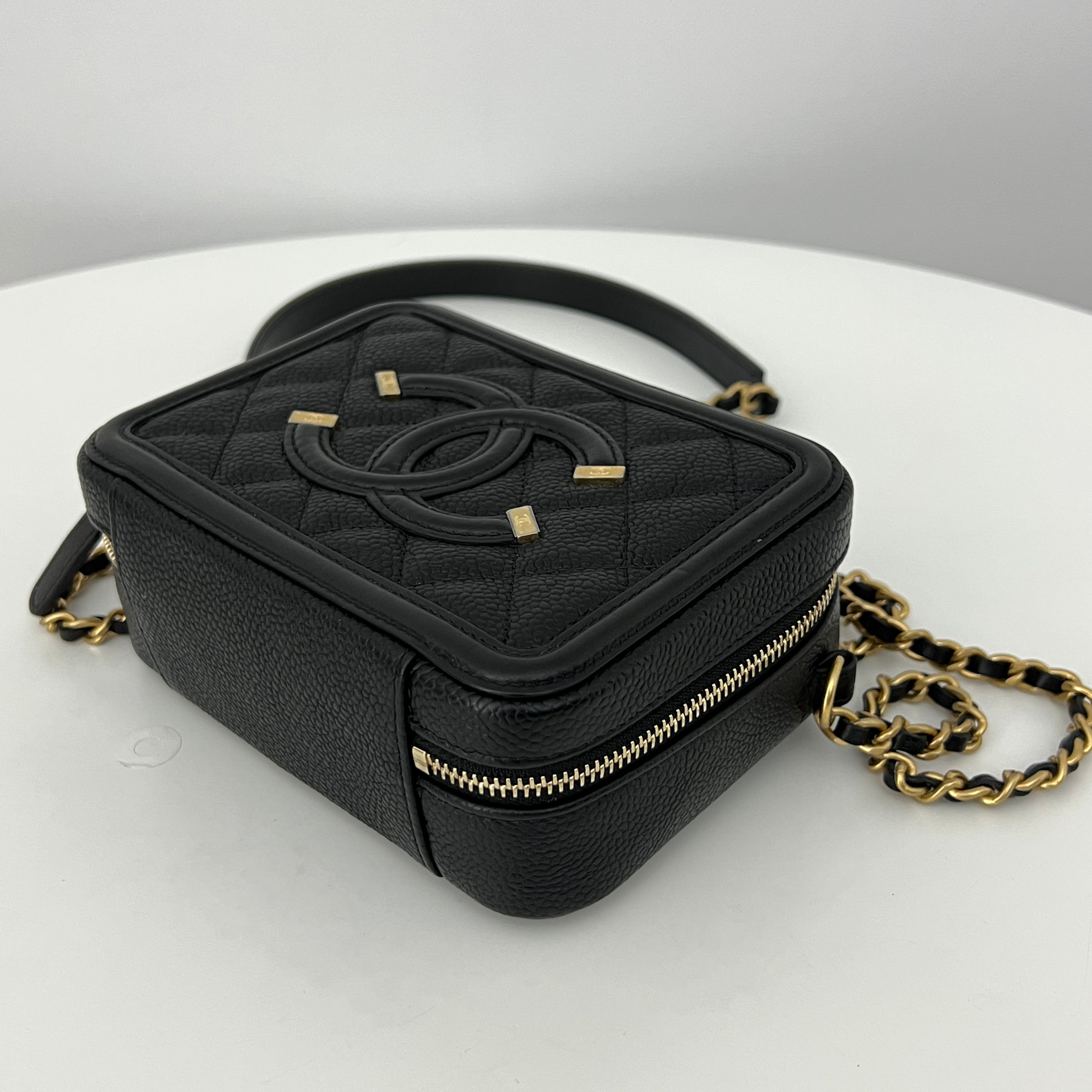 Sac à bandoulière CHANEL Filigree Vanity Case Small cuir caviar noir