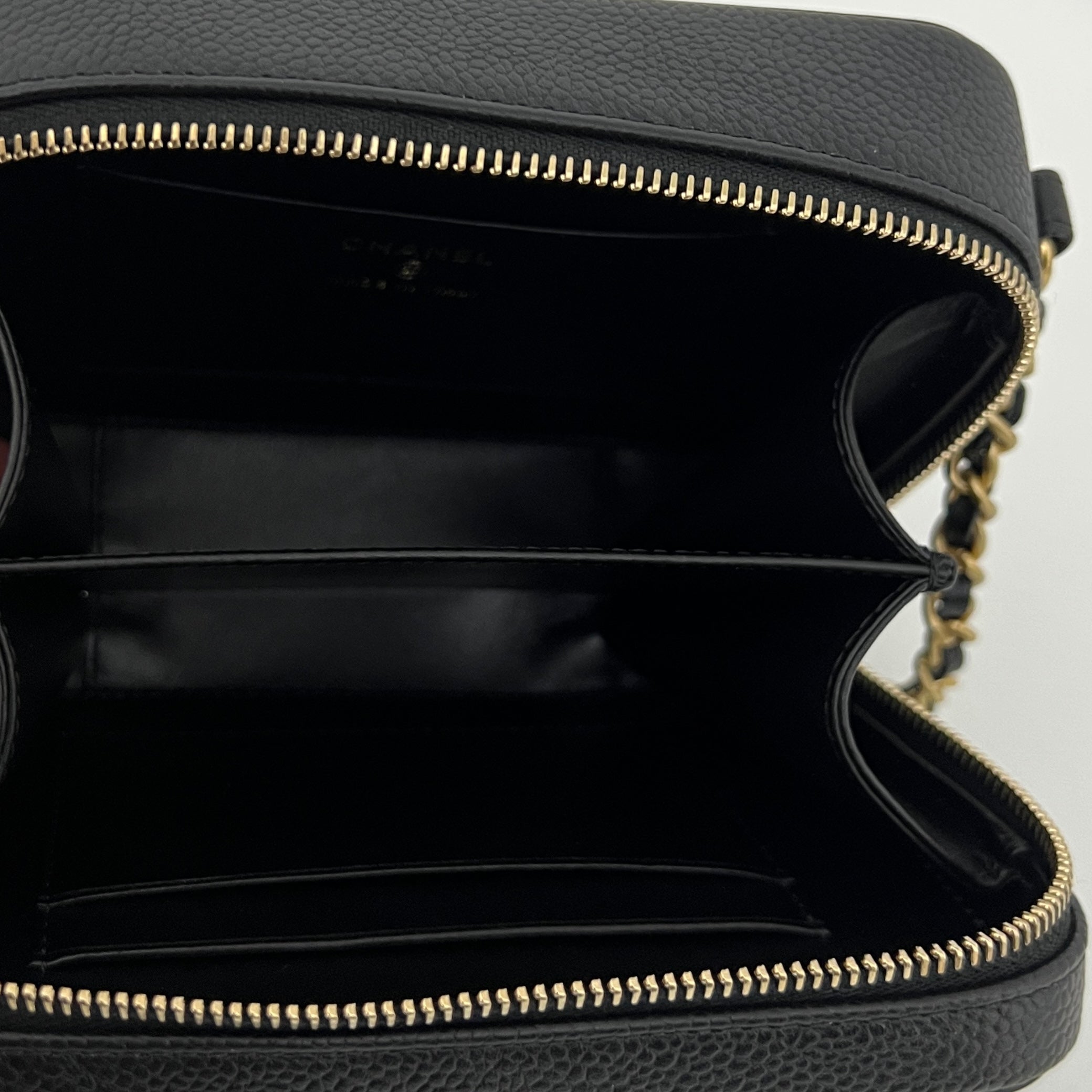 Sac à bandoulière CHANEL Filigree Vanity Case Small cuir caviar noir