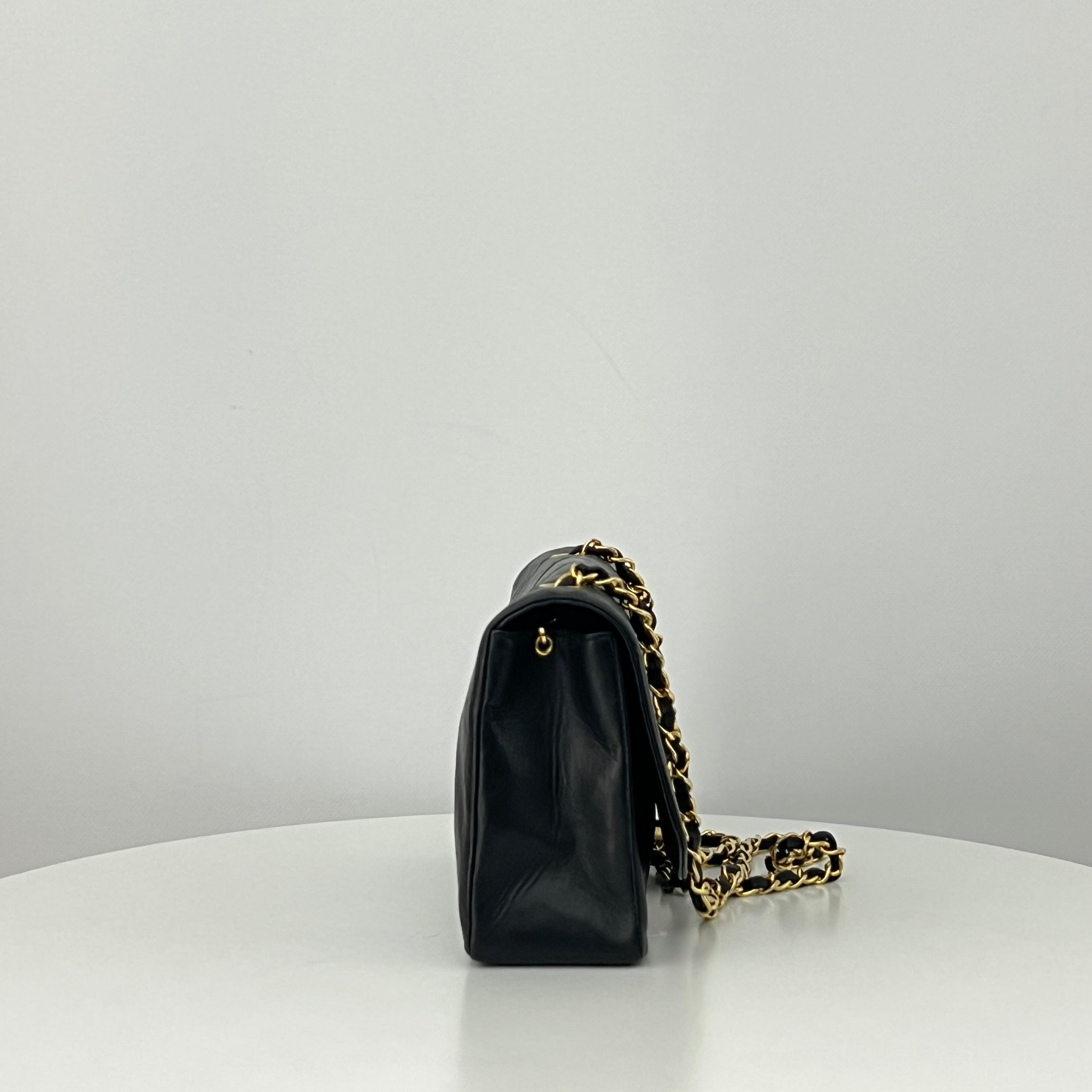 Sac à bandoulière CHANEL Diana Medium cuir d'agneau noir