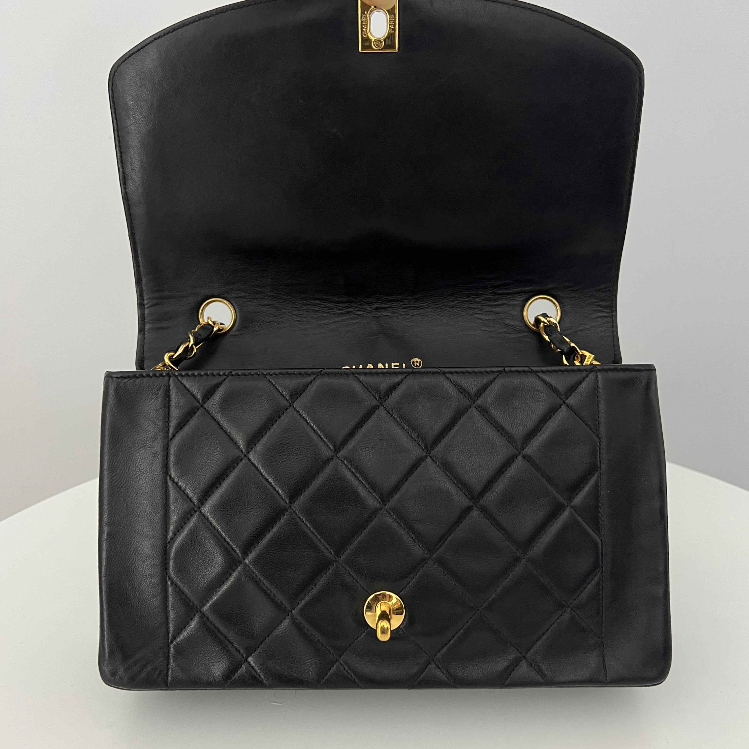 Sac à bandoulière CHANEL Diana Medium cuir d'agneau noir