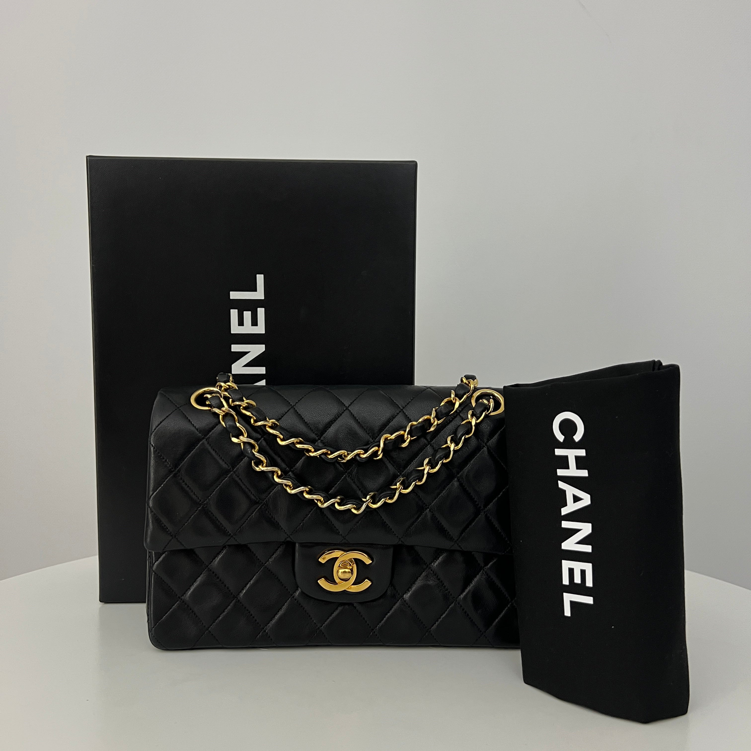 Sac CHANEL Classique Small Flap cuir d'agneau noir
