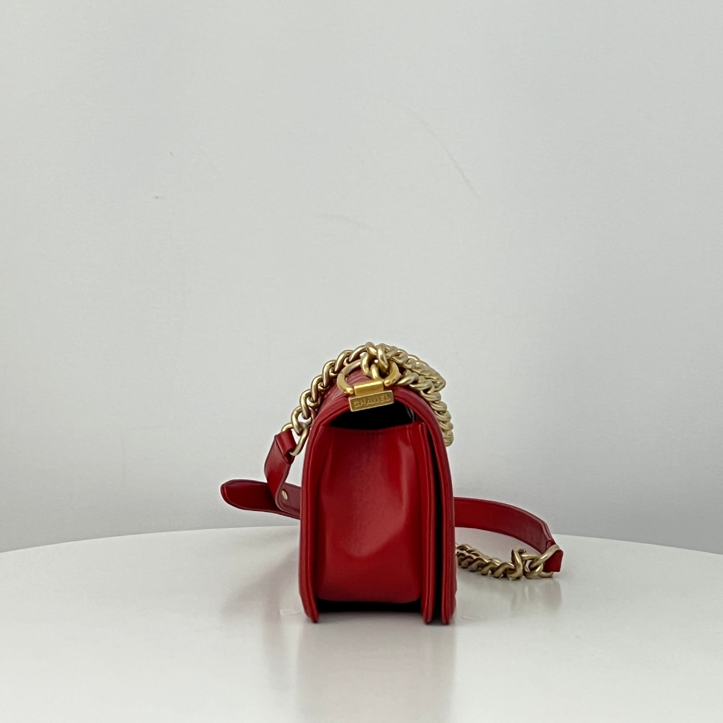 Sac à bandoulière CHANEL Boy cuir d'agneau rouge