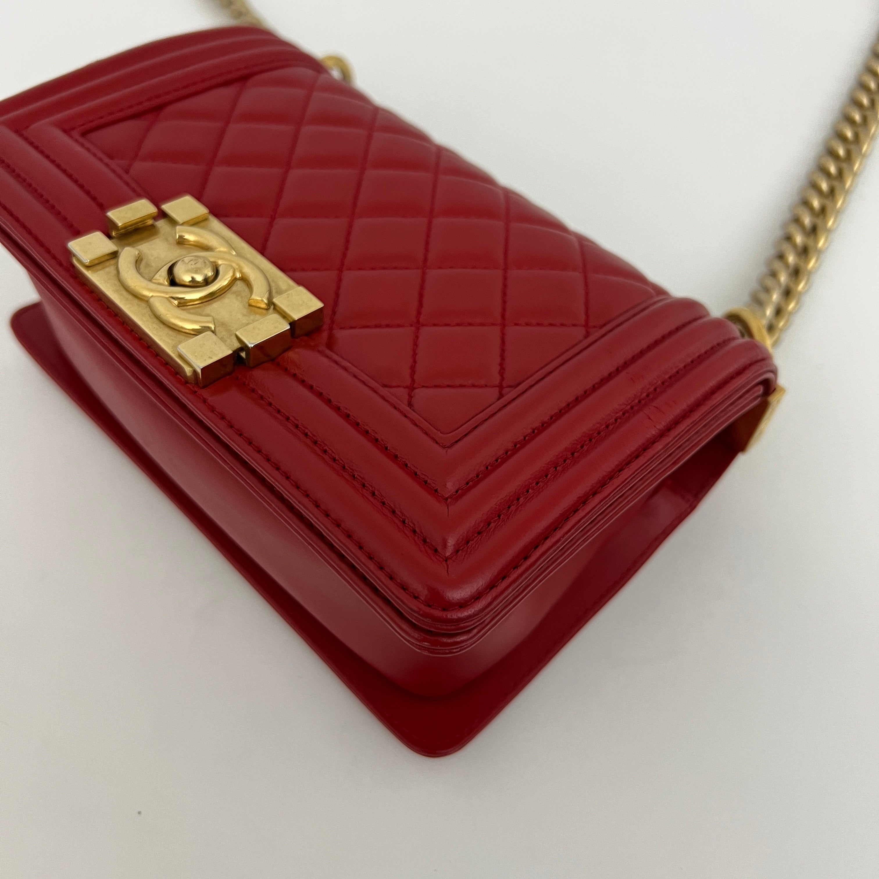 Sac à bandoulière CHANEL Boy cuir d'agneau rouge