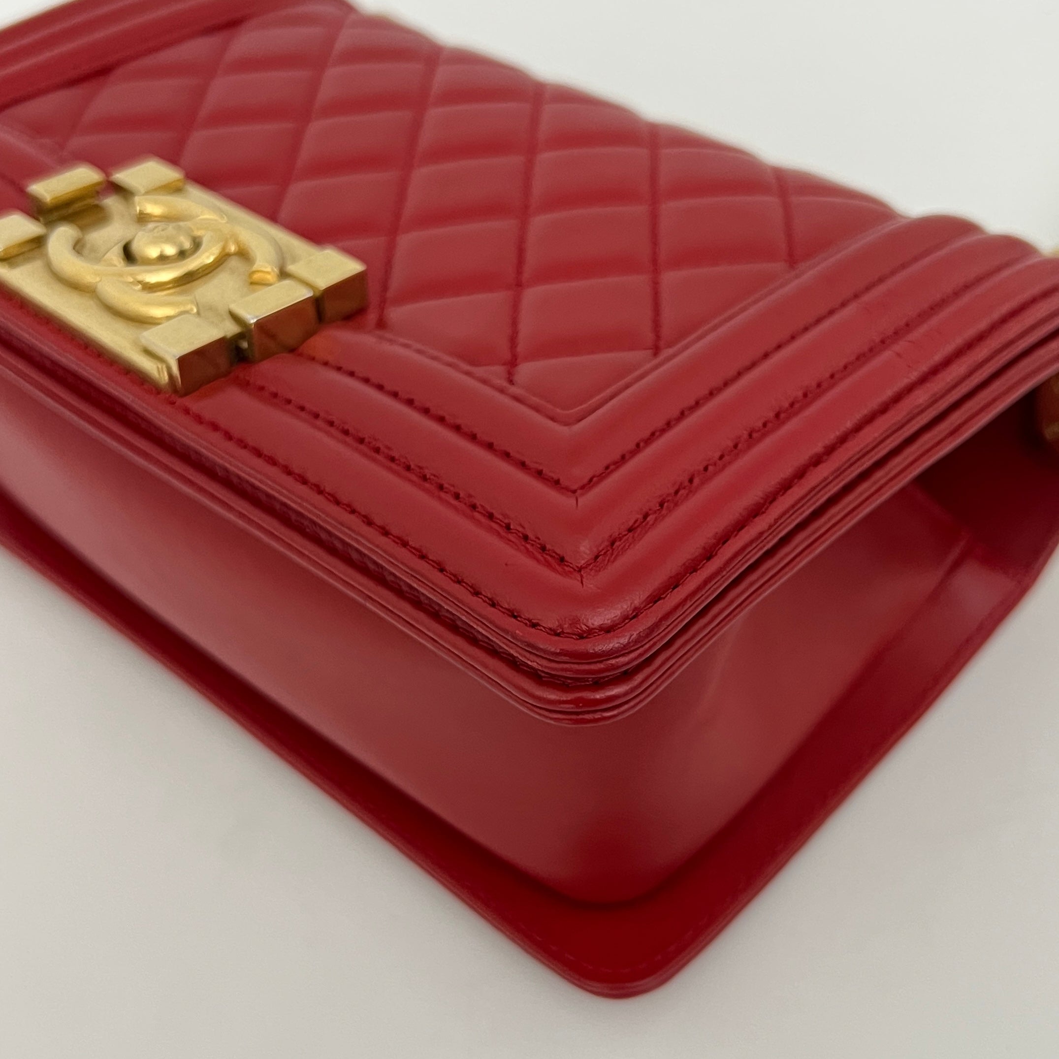 Sac à bandoulière CHANEL Boy cuir d'agneau rouge