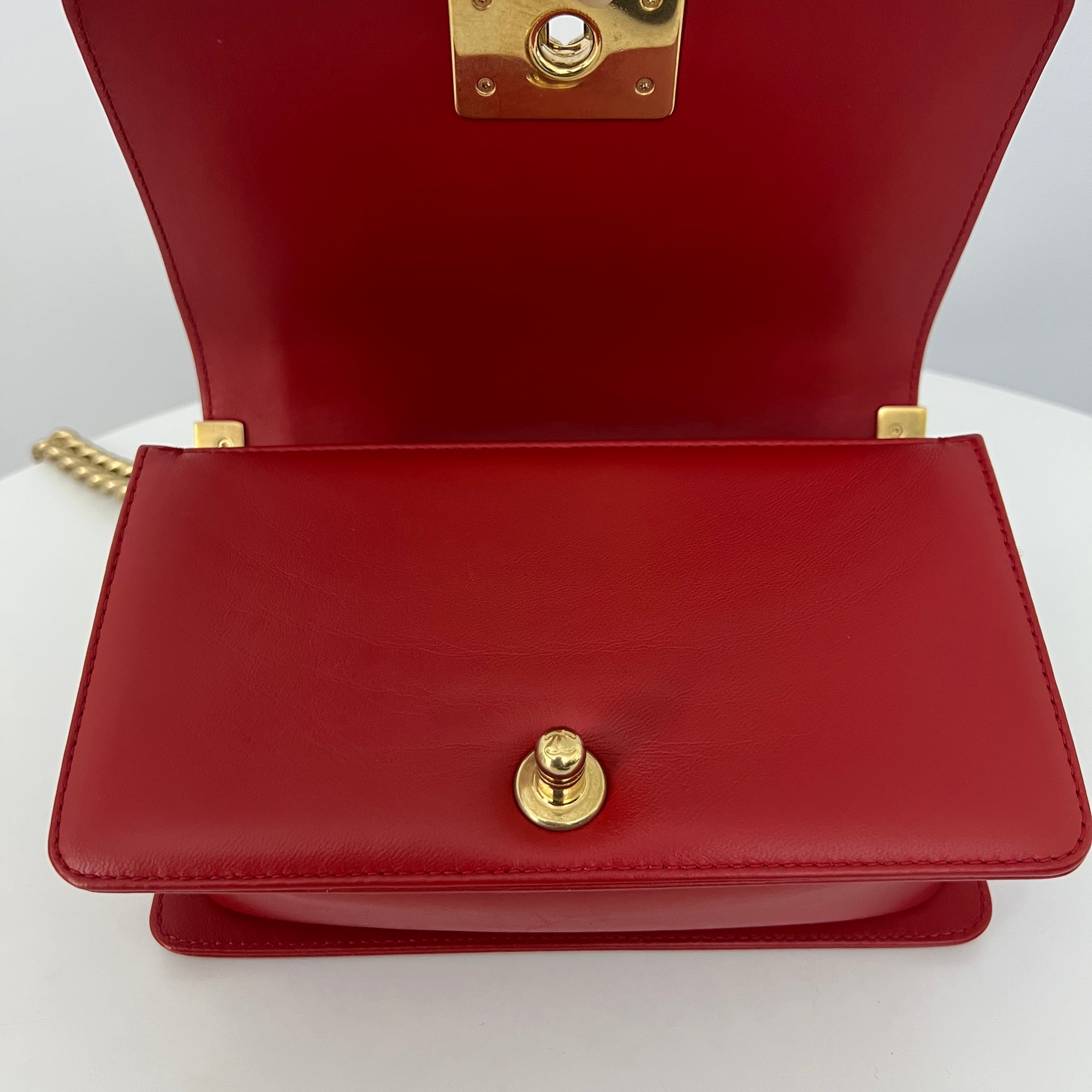 Sac à bandoulière CHANEL Boy cuir d'agneau rouge