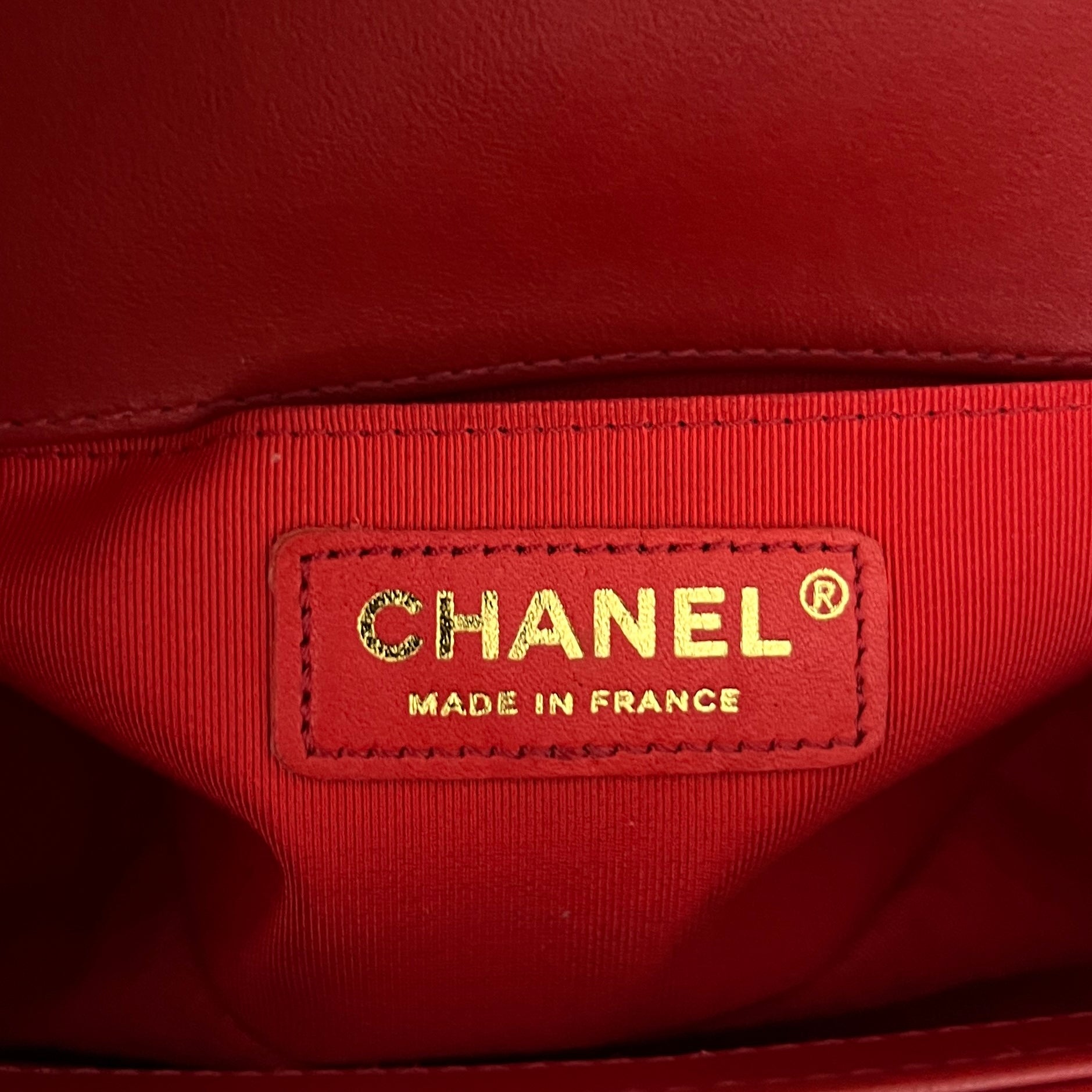 Sac à bandoulière CHANEL Boy cuir d'agneau rouge