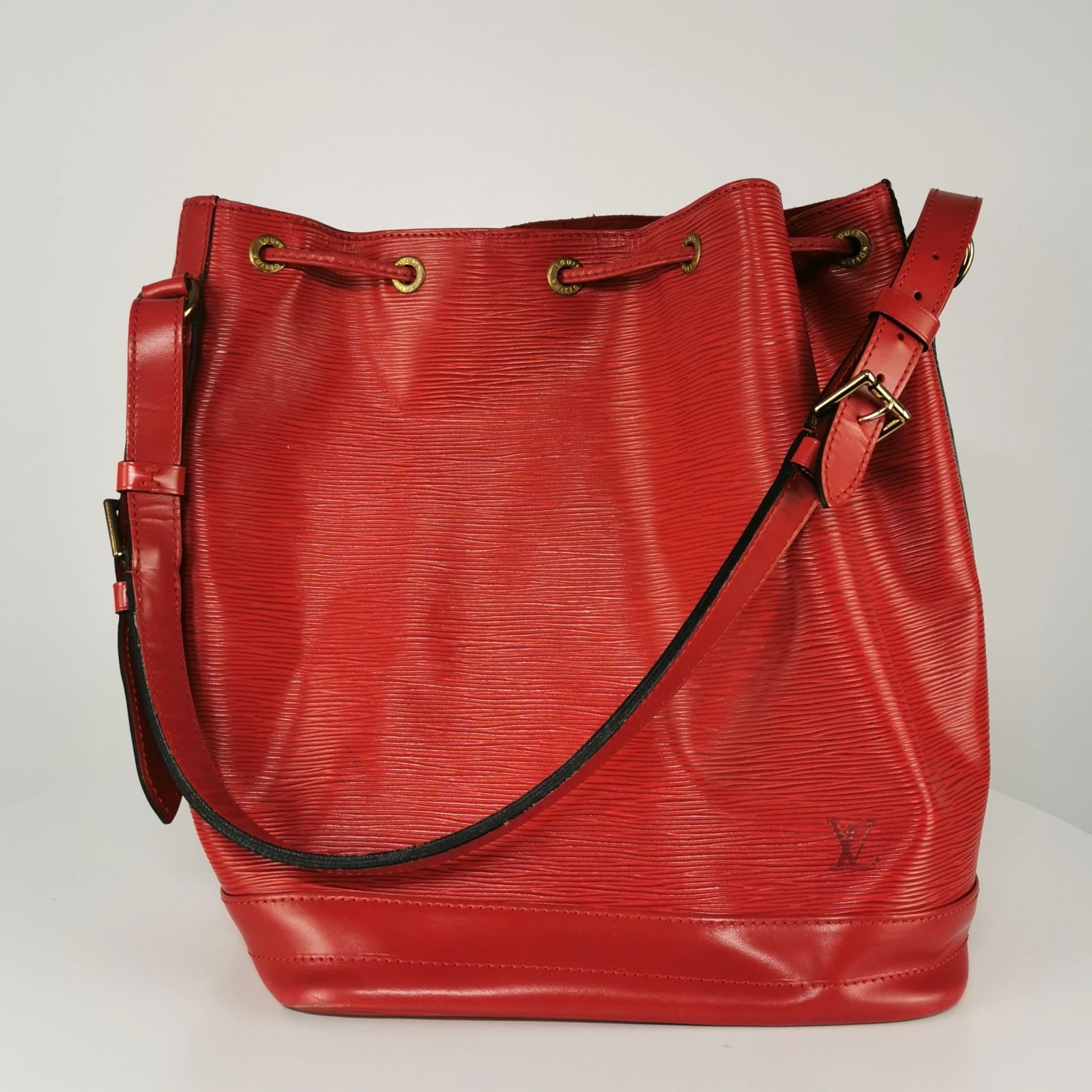 Sac à main LOUIS VUITTON Noé cuir rouge
