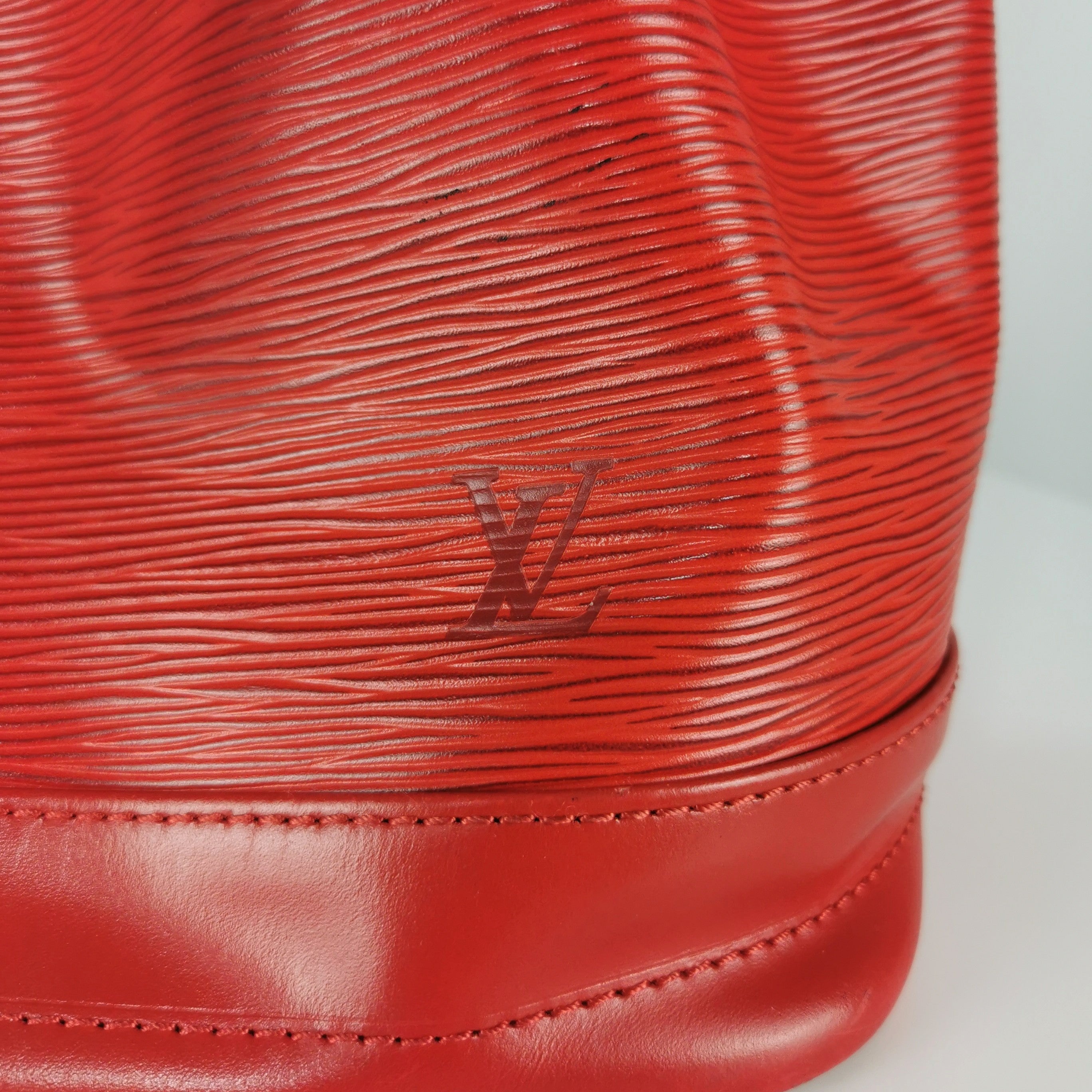 Sac à main LOUIS VUITTON Noé cuir rouge