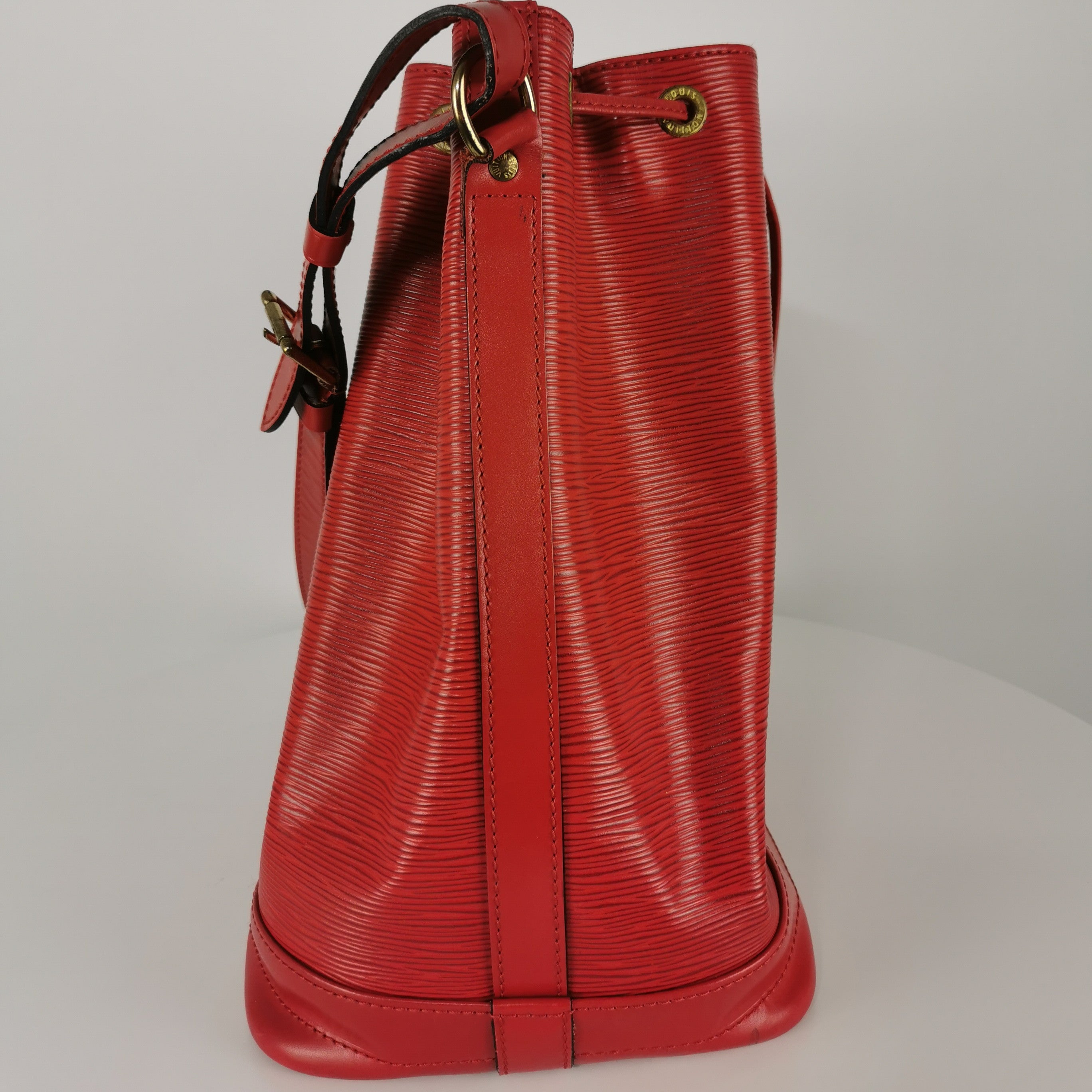 Sac à main LOUIS VUITTON Noé cuir rouge