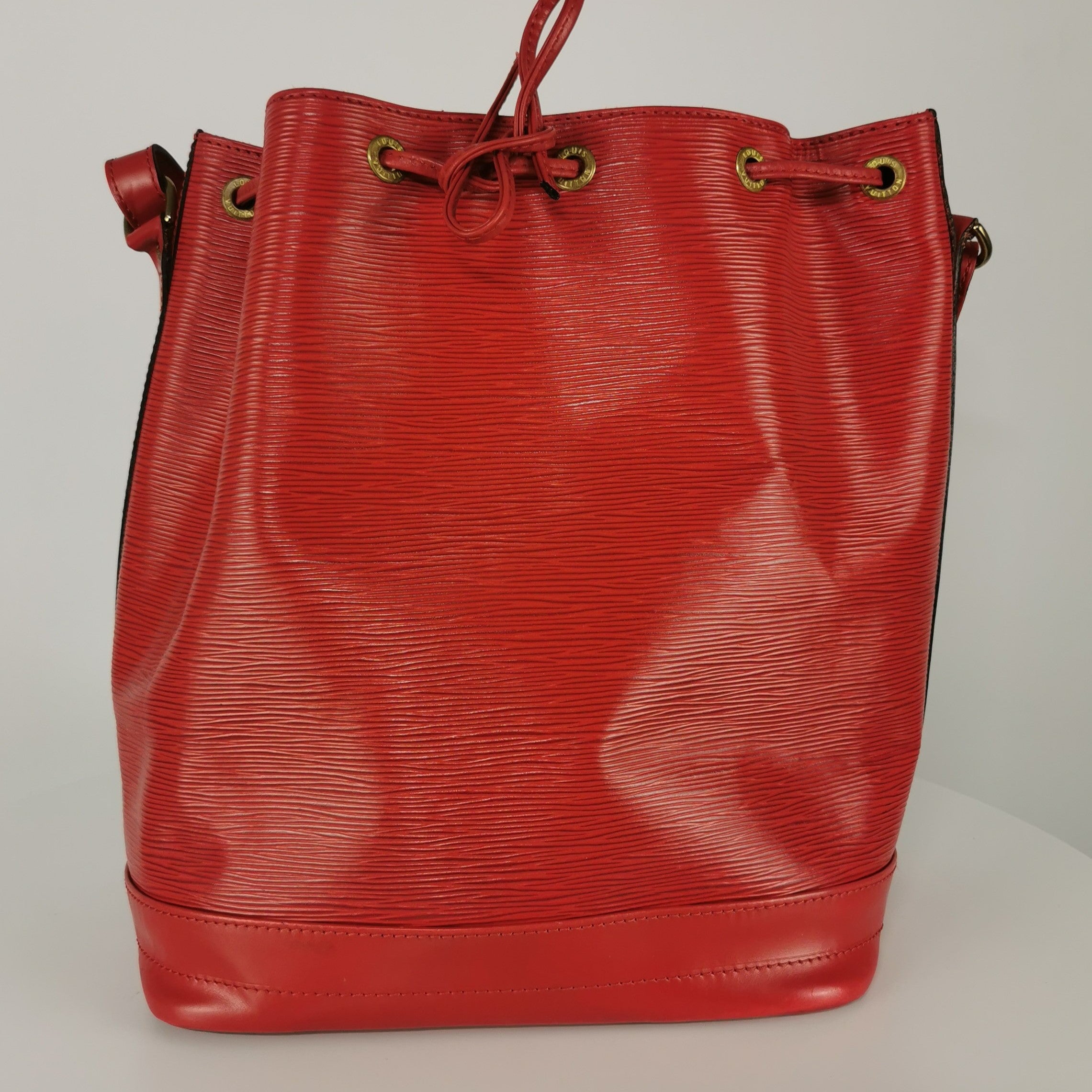 Sac à main LOUIS VUITTON Noé cuir rouge